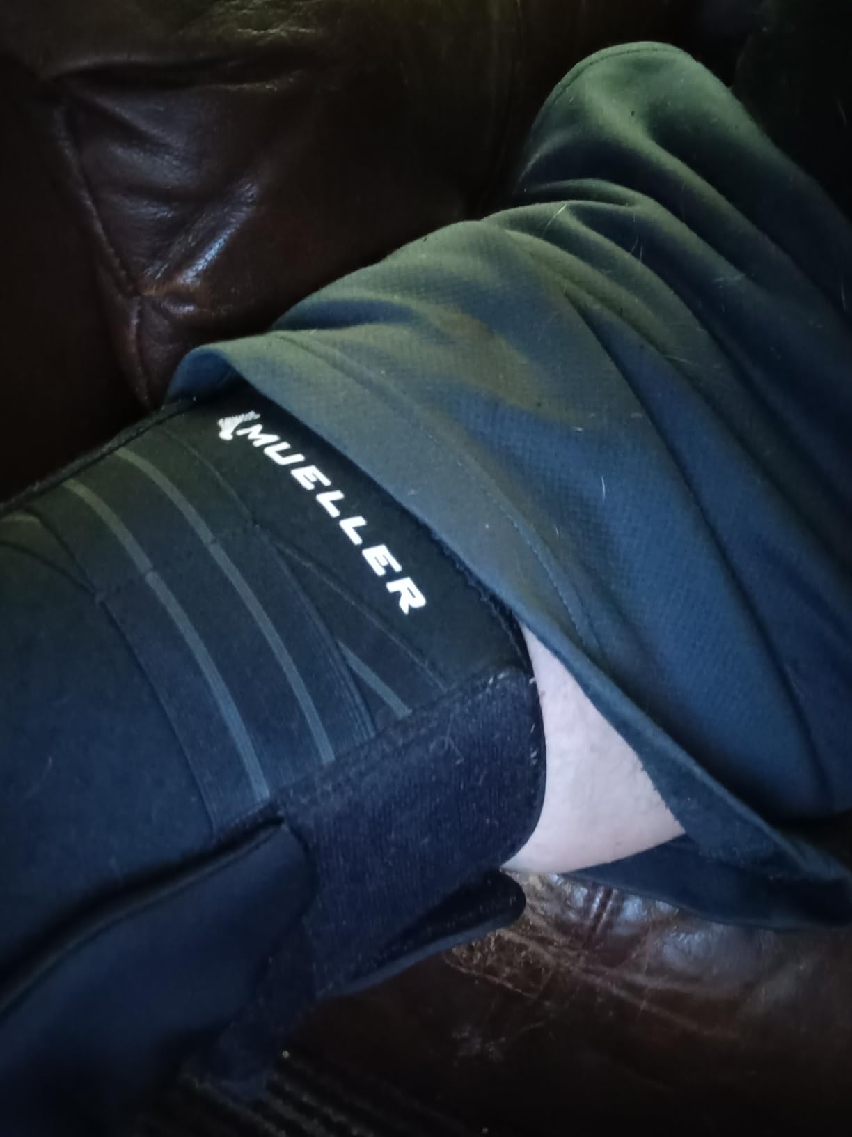 MUELLER Sports Medicine Self Adjusting Hinged Knee Brace for Men and Women, Knee Stabilizer for Compression and Pain Relief Support, Ideal for Arthritis, Sprains customer photo 2