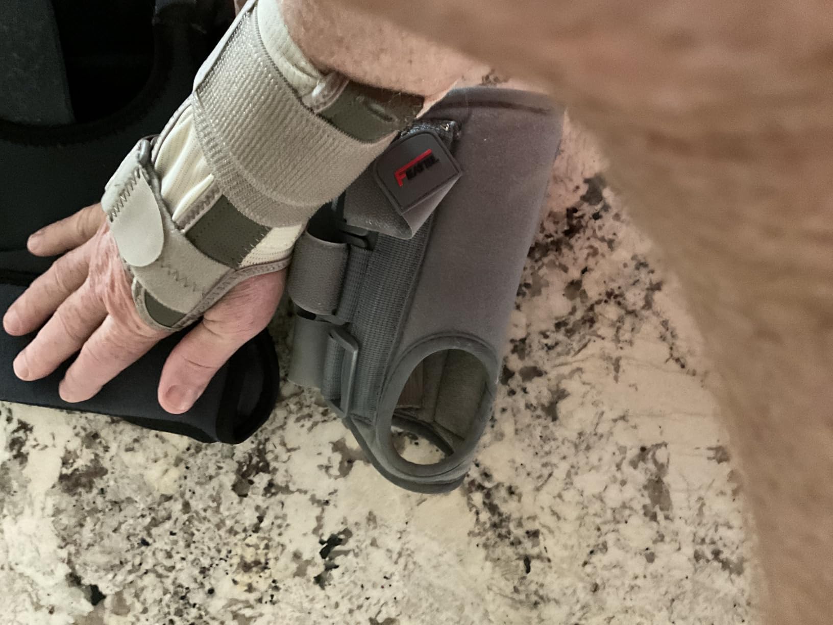 MUELLER Sports Medicine Reversible Wrist Stabilizer with Splint, Wrist Pain Relief Support for Men and Women, Ideal for Carpal Tunnel, Tendinitis, Arthritis, Taupe, Small/Medium customer photo 1