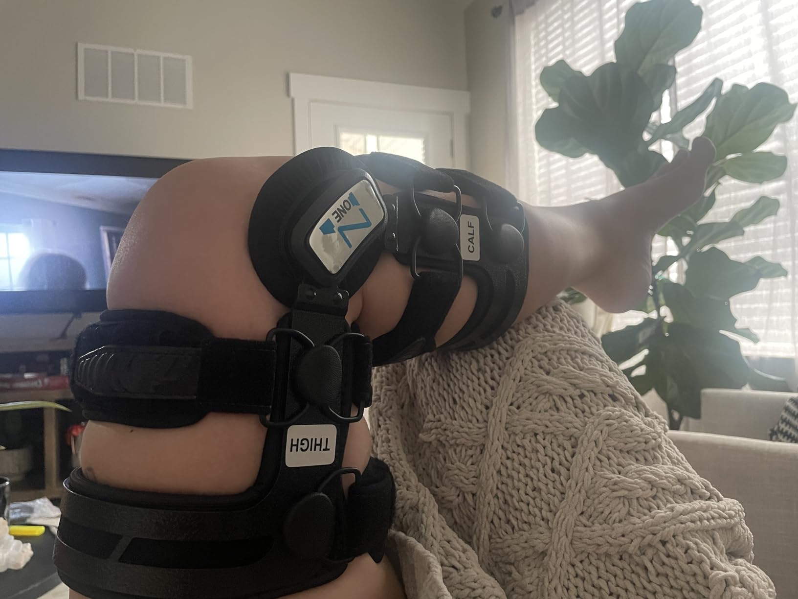 Z ONE Z1 K6 Hinged Unloader Metal Knee Brace for Men and Women - Knee Support for ACL, MCL, LCL, PCL, Sport Injuries, Mild Osteoarthritis, Meniscus Tears - Ideal for Running & Daily Activities (S13) customer photo 2