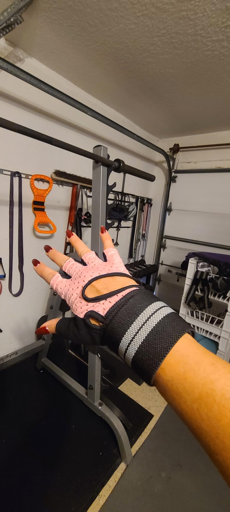 SIMARI Breathable Workout Gloves for Men Women, Padded Weight Lifting Gloves with Wrist Wraps Support, Full Palm Protection, Grip for Gym Training, Fitness, Weightlifting, Exercise Fingerless Black customer photo 2