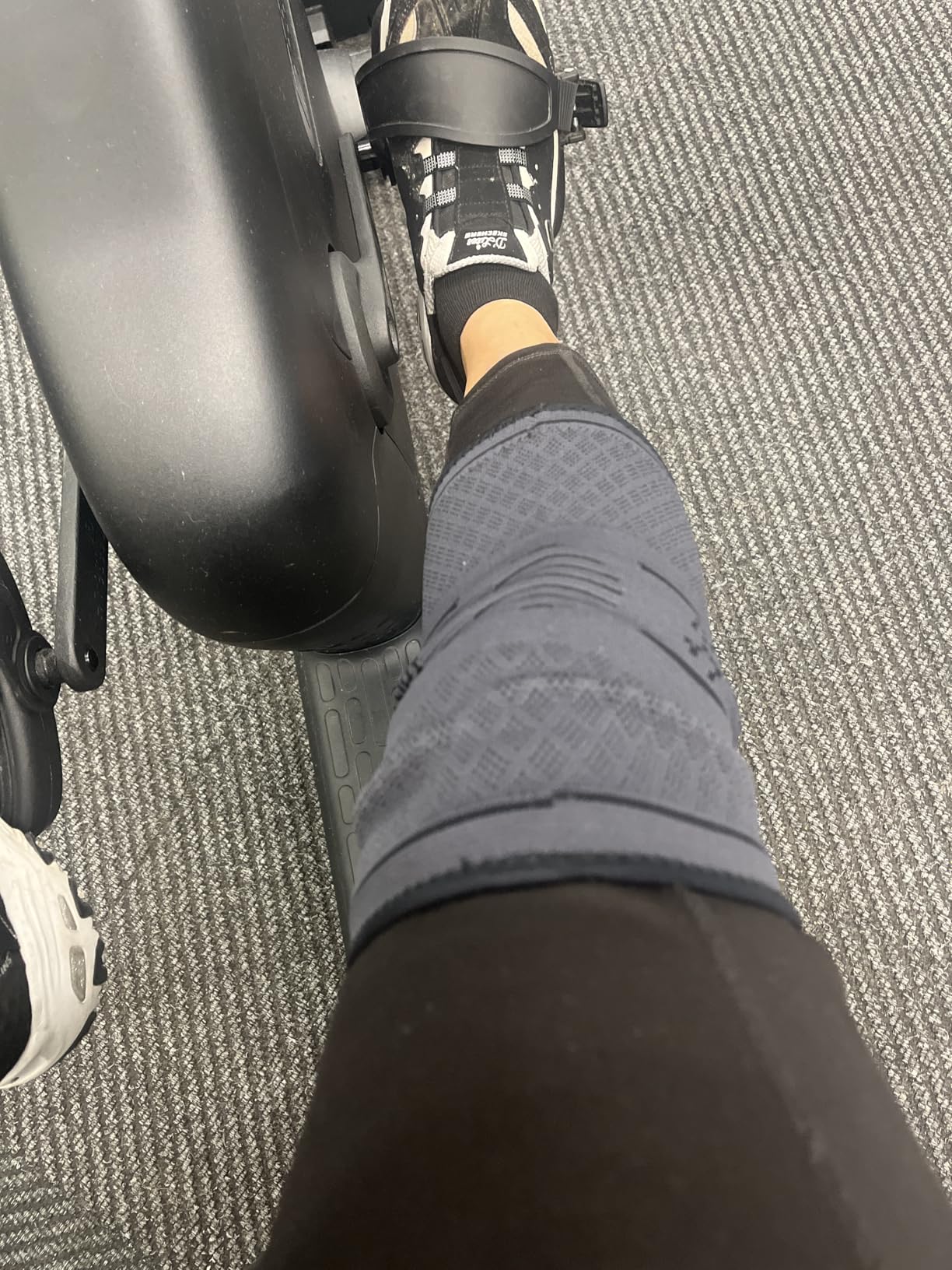 Knee Brace for Men and Women Knee Compression Sleeve Knee Support Wraps for Arthritis Joint Pain Relief, Workout, Swelling, Sports, Circulation, Running, Recovery for ACL & Meniscus Tear customer photo 1