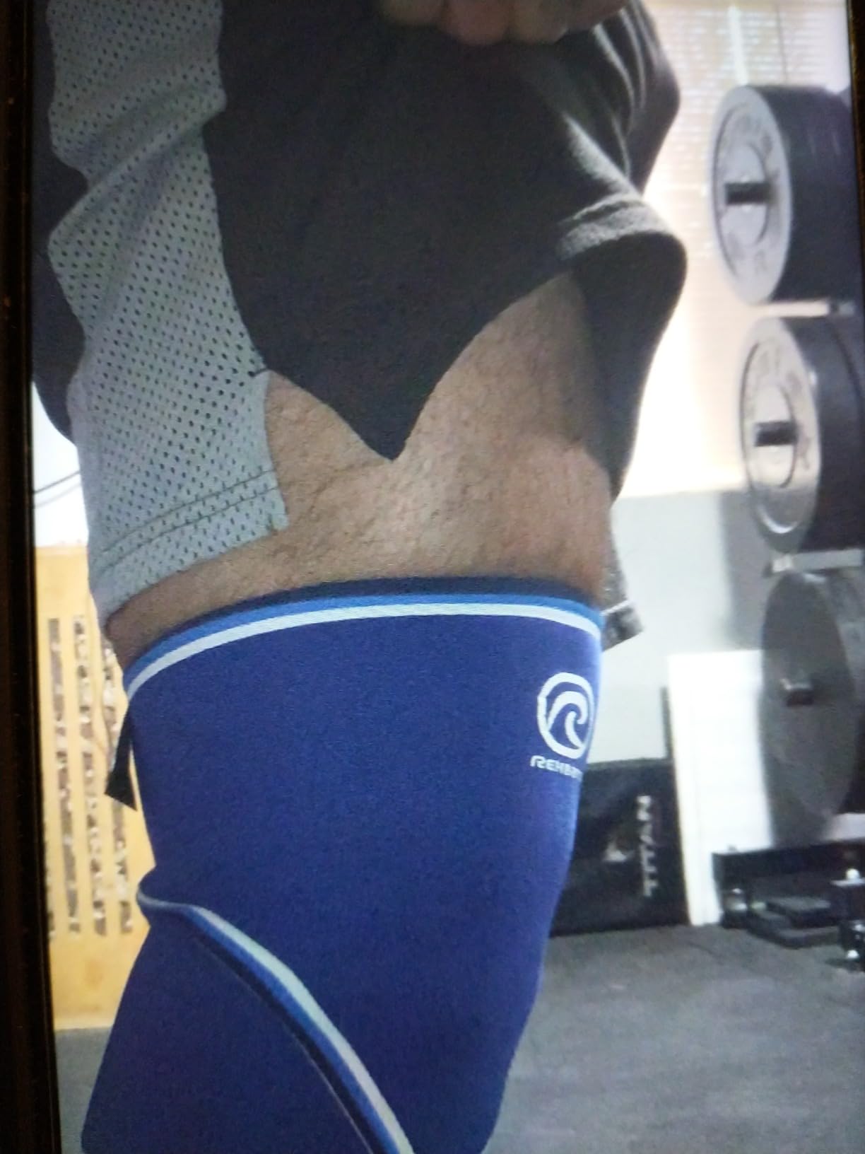 Rehband 7051 Classic 7mm V-Knee-Sleeve for Weightlifting, Competition Grade Powerlifting Knee Sleeve, Compression Sleeve for Crossfit, Squats, Gym, Colour:Blue - 1 Pair, Size:Medium customer photo 2