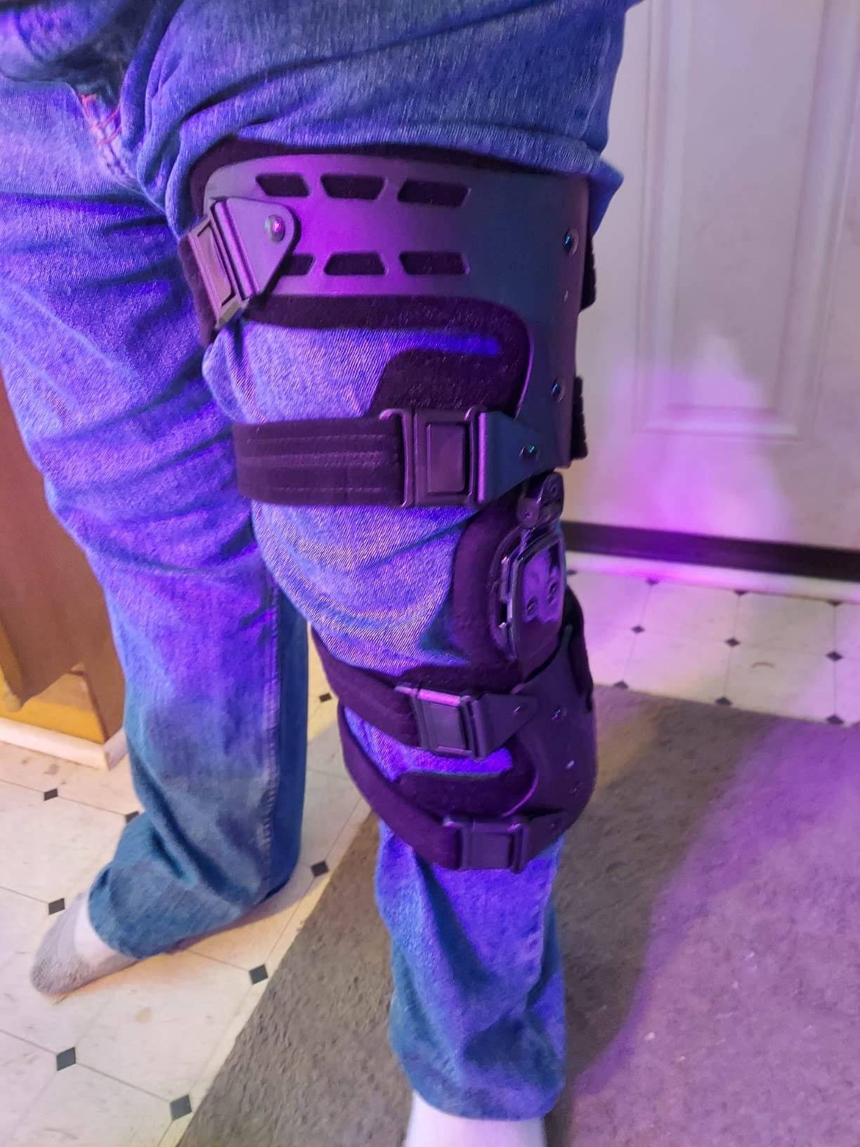 Komzer OA Unloader Knee Brace, Adjustable 3-Point Medial/Lateral Offloading Support for Osteoarthritis Pain, Bone-on-Bone Joint Degeneration & Recovery, ROM Control, Black, Right customer photo 1