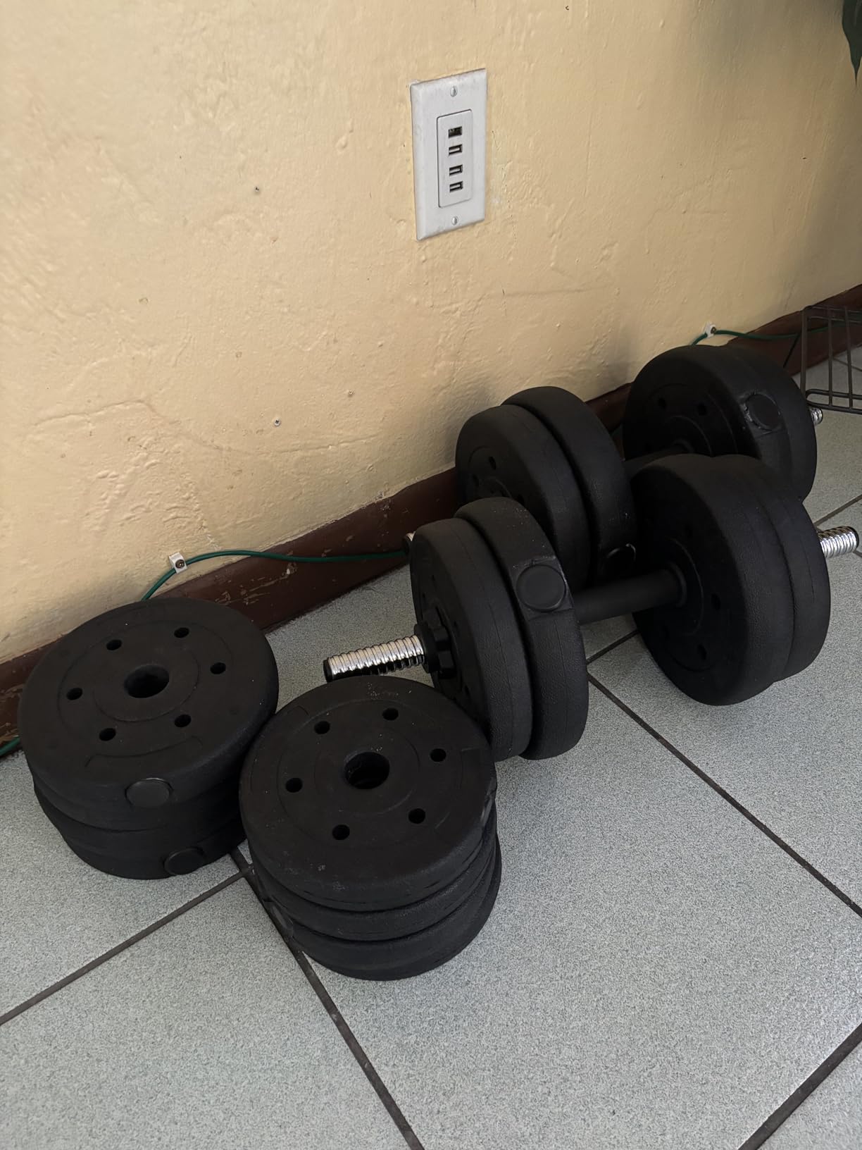 Yaheetech Adjustable Dumbbell Set Free Weights with Spinlock Collars, Black | Concrete-filled plastic plates, iron bar, non-slip grip customer photo 1