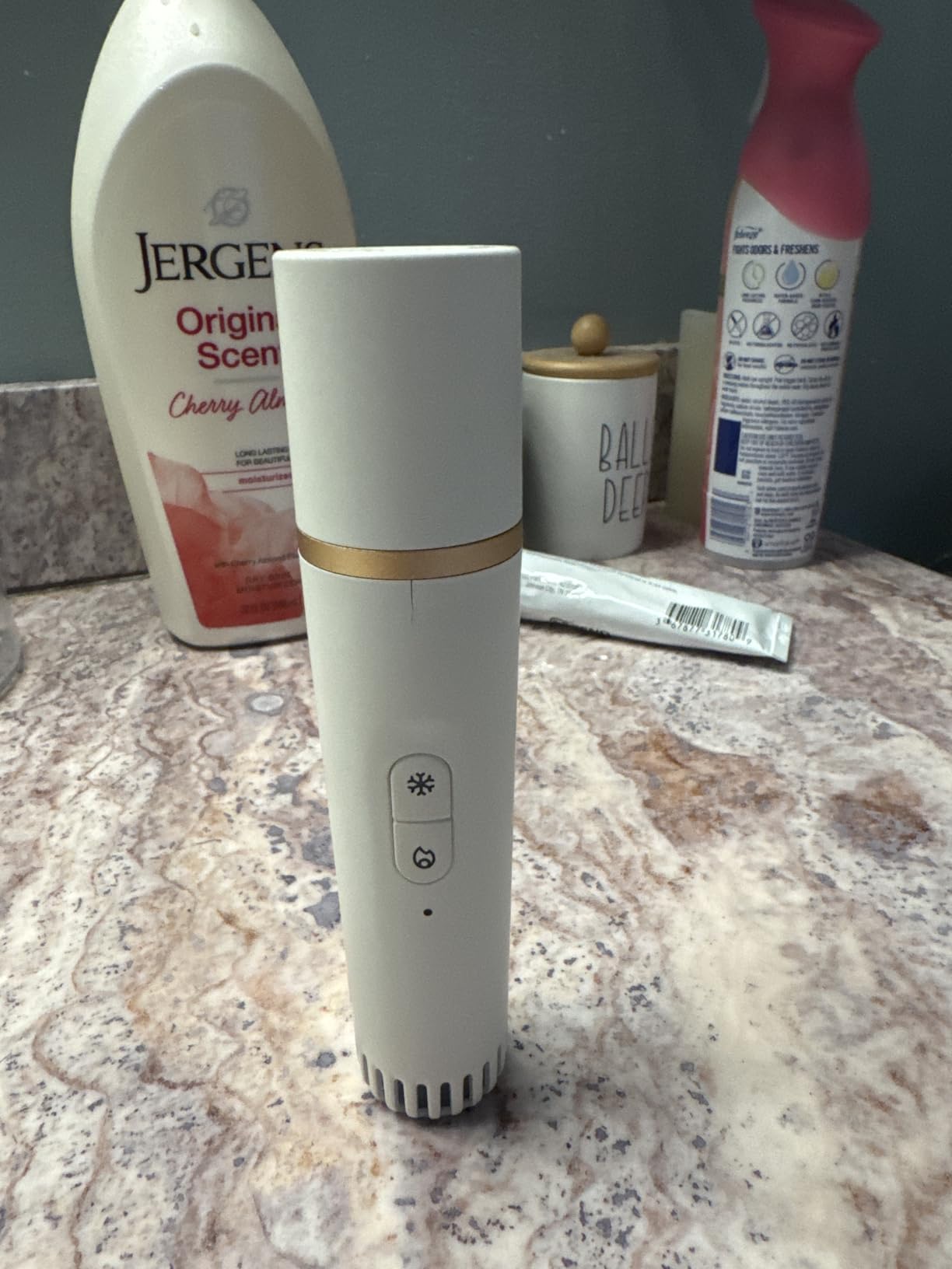 Therabody TheraFace Depuffing Wand – Cold and Heat Skincare Treatment to Depuff and Glow; Beauty Wand, Face Roller and Eye Massager for Eye Puffiness, Dark Circles and Skin Radiance (White) customer photo 1