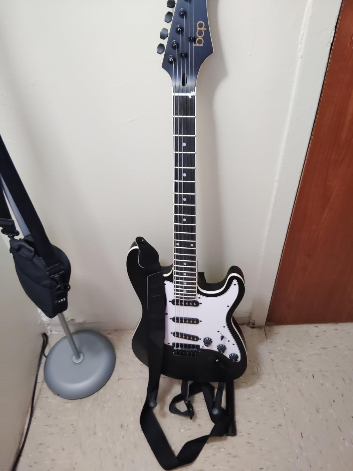 Best Choice Products 39in Full Size Beginner Electric Guitar Starter Kit w/Case, Strap, 10W Amp, Strings, Pick, Tremolo Bar - Hollywood Blue customer photo 2