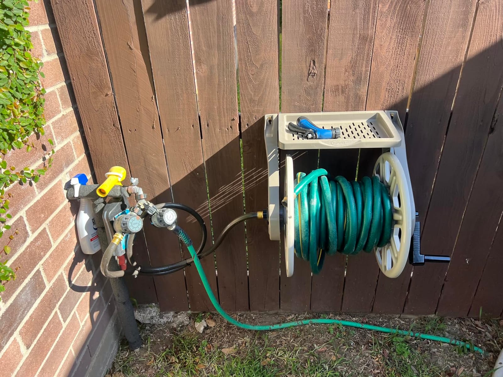 Suncast Handler Durable Hard Plastic Wall Mounted Outdoor Retractable Garden Hose Reel with Storage Tray and 200 Feet Hose Capacity, Taupe customer photo 2