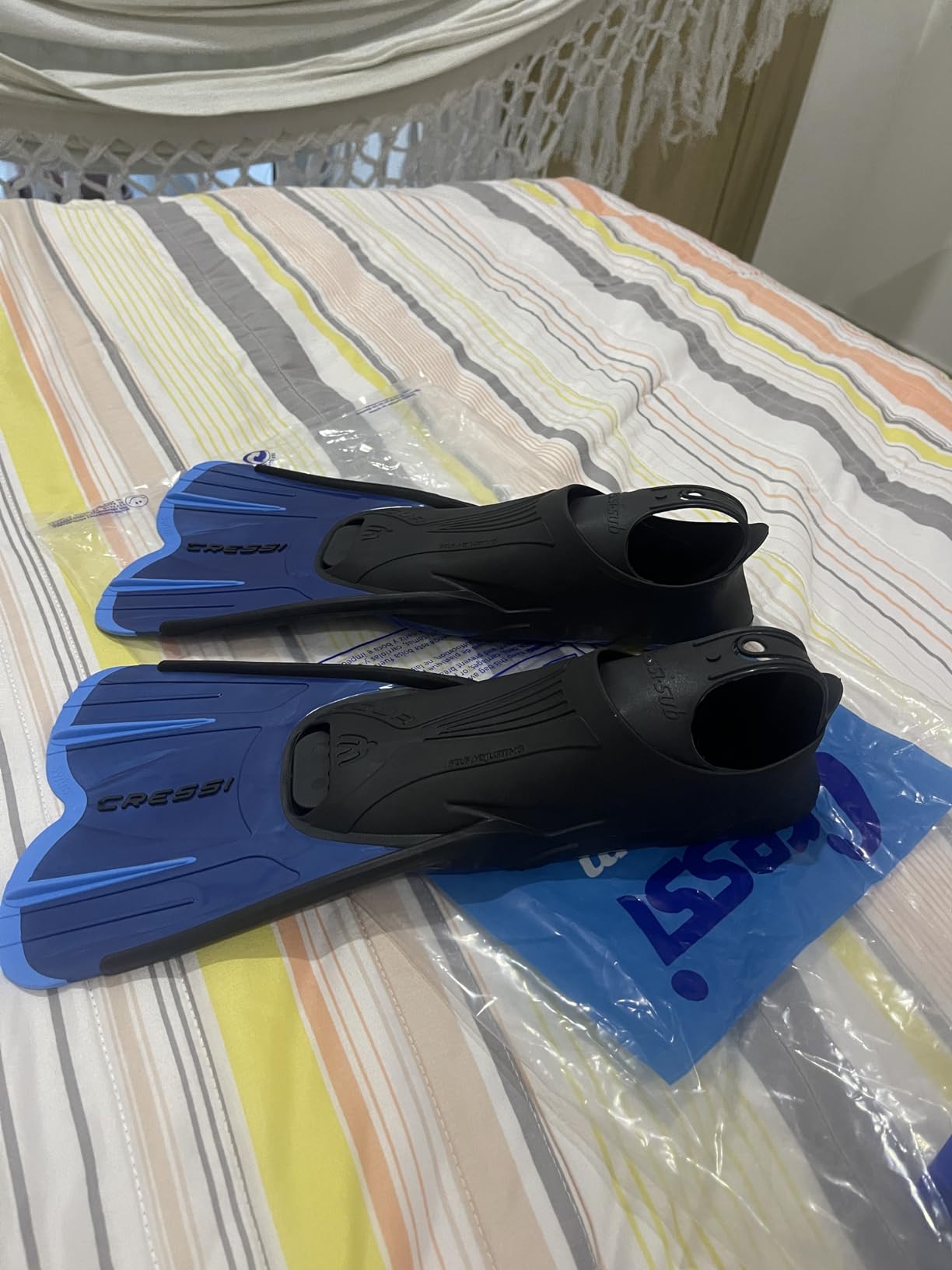 Cressi Adult Short Light Swim Fins with Self-Adjustable Comfortable Full Foot Pocket - Perfect for Traveling - Agua Short: Made in Italy customer photo 1