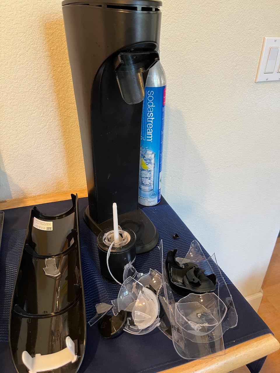 Drinkmate OmniFizz Sparkling Water Maker & Soda Streaming Machine | Carbonates Any Drink | BPA-Free Bottle | No Batteries or Electricity Required | CO2 Not Included (Matte Black) customer photo 2