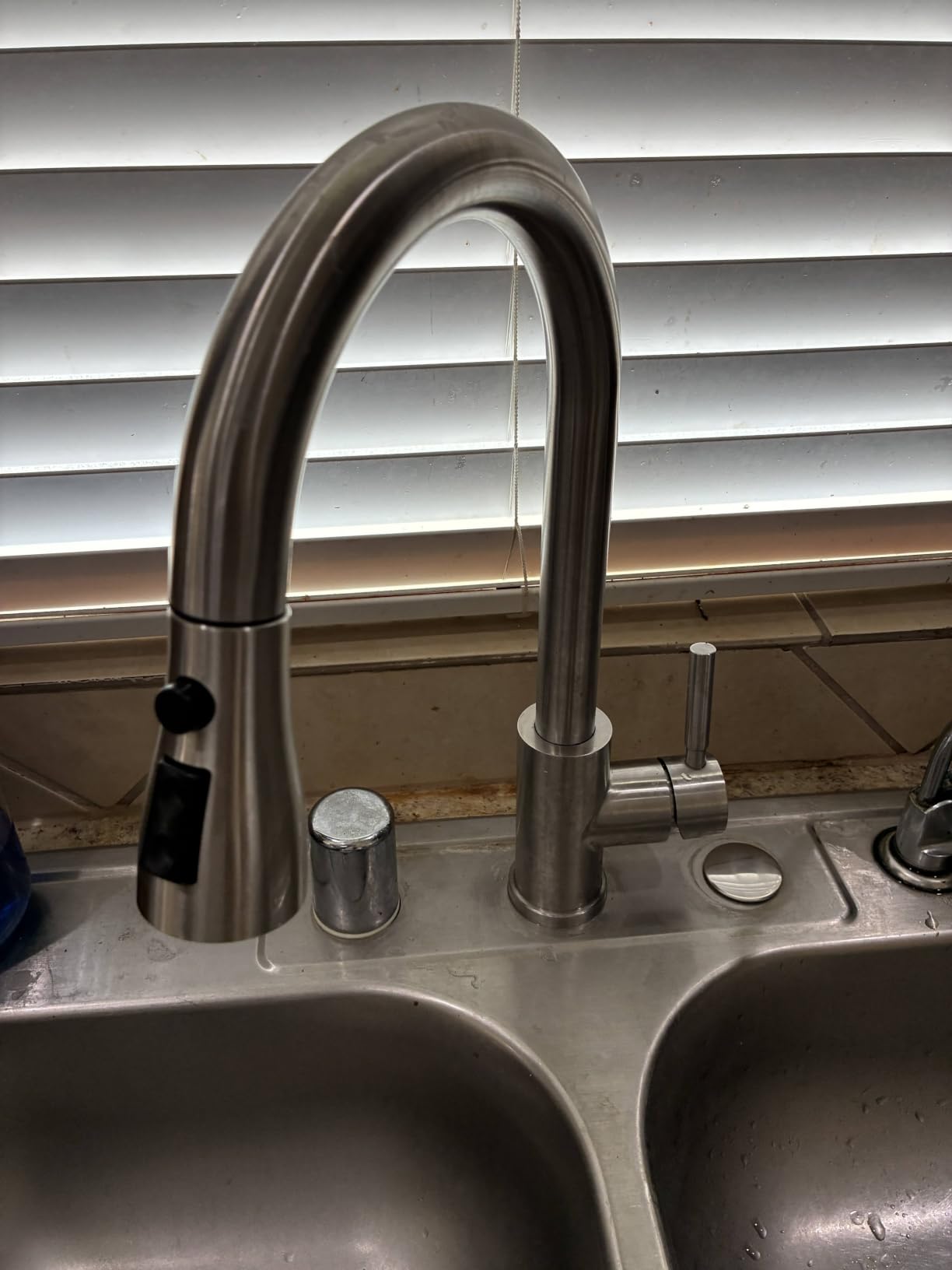 WEWE High-Arc Pull-Down Kitchen Faucet, Brushed Nickel, 3-Mode Sprayer customer photo 2