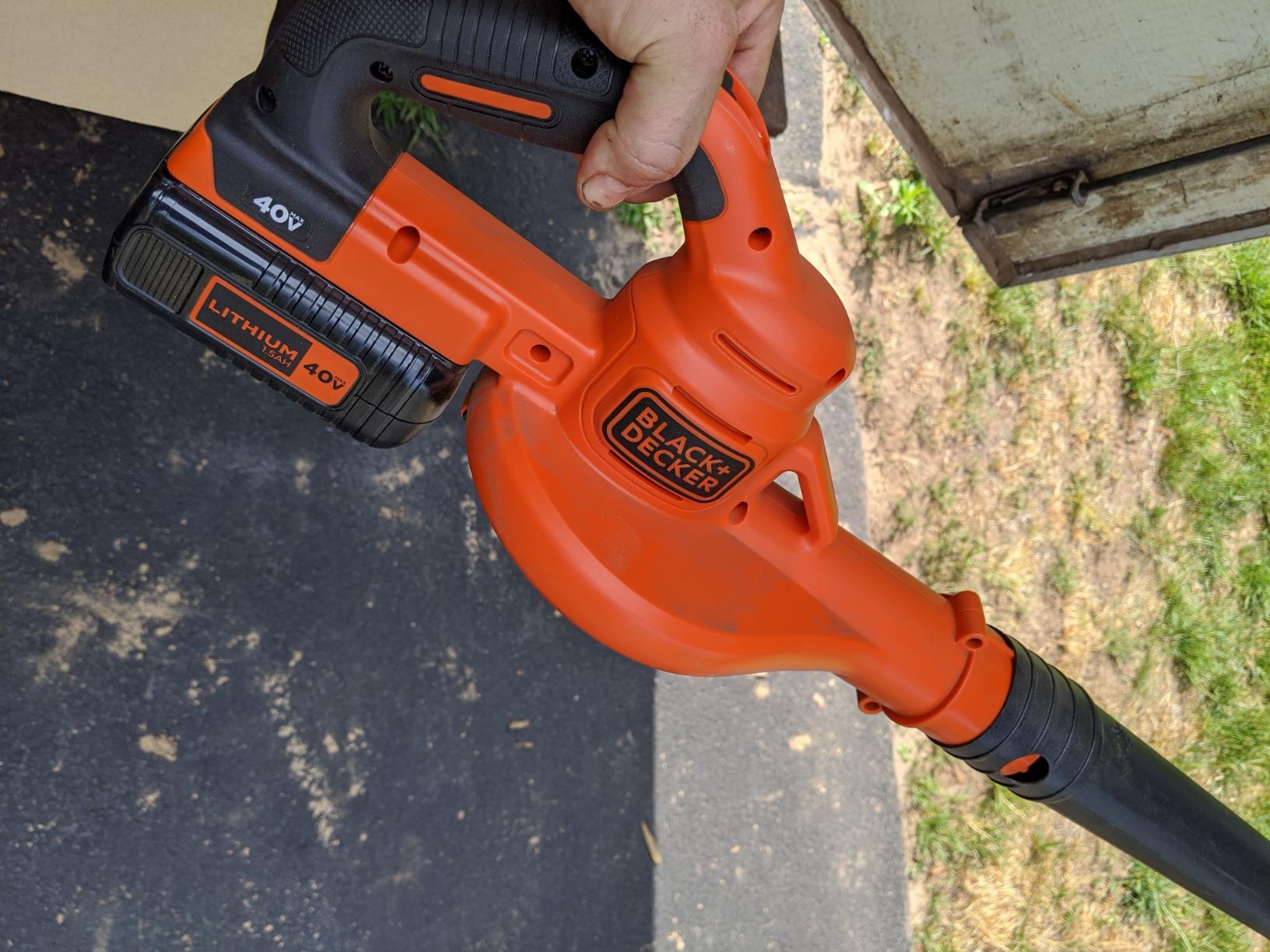 BLACK+DECKER Cordless Leaf Blower, 40V MAX , Leaf Blower Cordless with Battery and Charger, 125 MPH Air Speed, Lightweight Handheld Yard Sweeper (LSW40C) customer photo 2