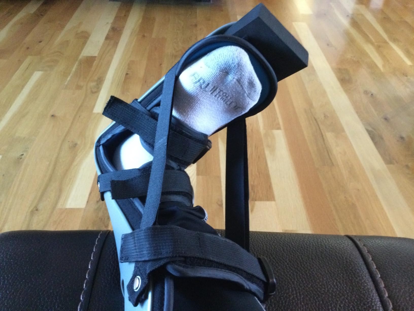 Plantar Fasciitis Adjustable Night Splint. Sleeping boot for foot stretching. P.F. Night Splint with wedge for dorsiflexion. Achilles tendonitis, Heel and Bone Spur, Tendon and Calf Stretching, Arch Pain Treatment. Fits Left & Right Foot. L4398 (Medium) customer photo 2
