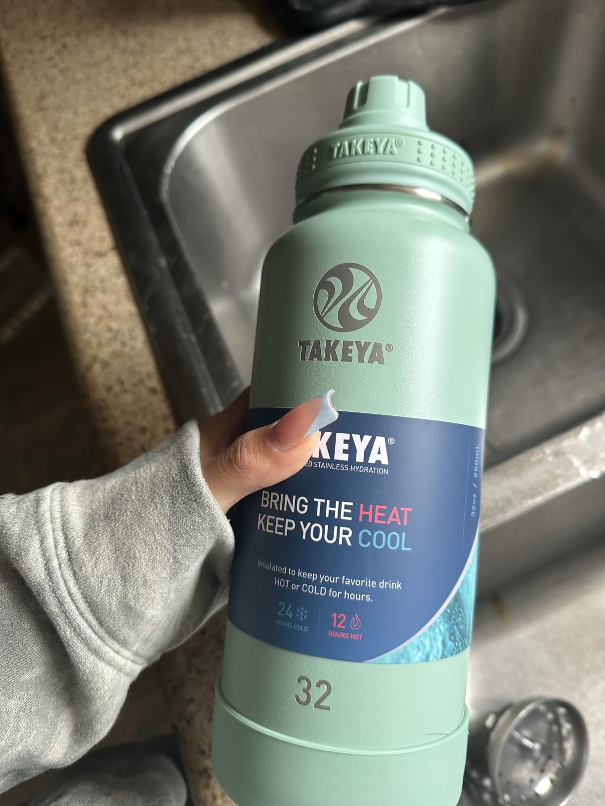 Takeya Actives Stainless Steel Water Bottle, Insulated Spout Lid, Keeps Drinks Cold 24 Hrs, Leakproof, Durable, Dishwasher Safe, Ideal for Gym, Travel, Fits Most Cup Holders, 24 oz/Onyx customer photo 1