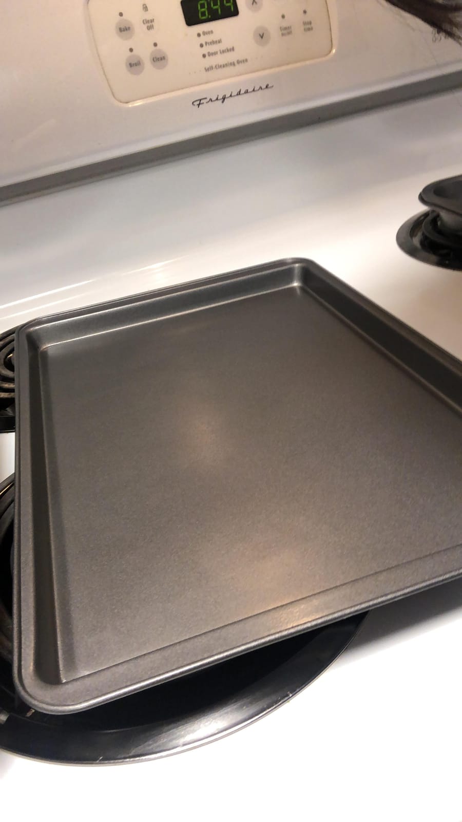 Amazon Basics 6 Piece Nonstick Carbon Steel Bakeware Set with Cake, Muffin, Cookie, and Loaf Pans, Easy Release, Oven Safe, 16.25 x 11.75 x 6.25 inches customer photo 2