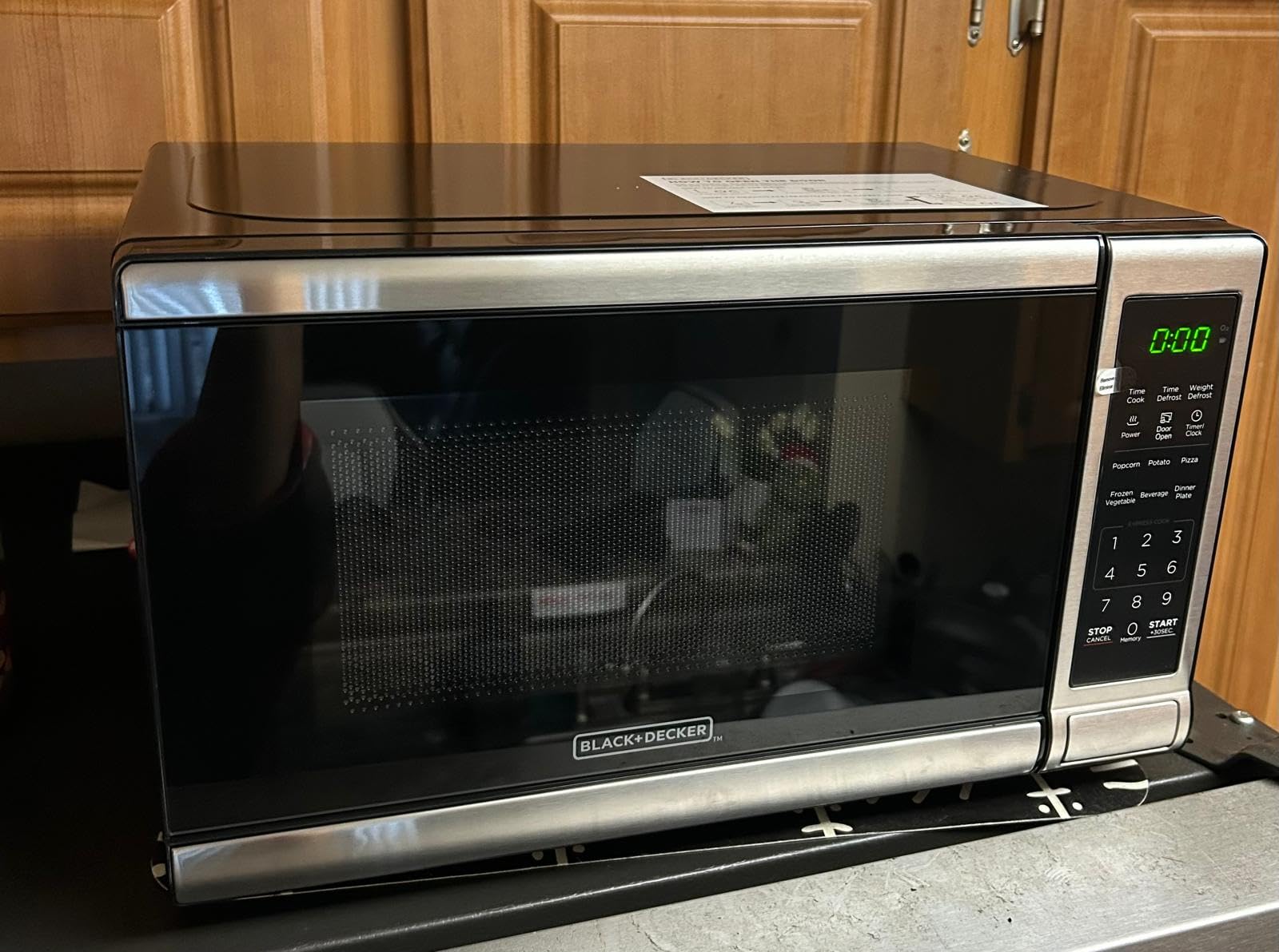 BLACK+DECKER Countertop Microwave Oven, 0.7 Cu.Ft, 700W, Stainless Steel customer photo 2