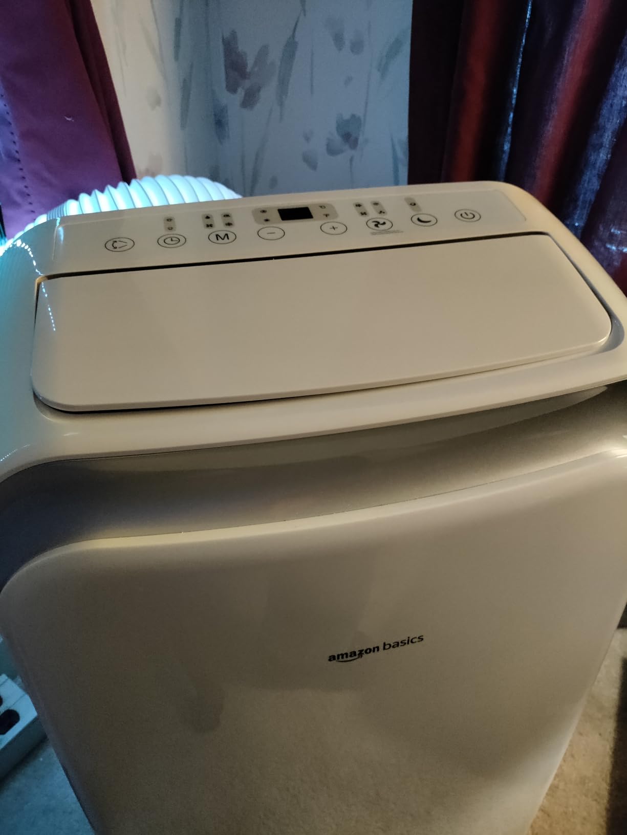 Amazon Basics 4-In-1 Portable Air Conditioner with Remote, Timer, Sleep Mode, Auto Swing, Cool/Heat/Dry/Fan-Only Functions, 13500 BTU (ASHRAE), Cools Up to 550 Sqf, Energy Saving, White customer photo 1