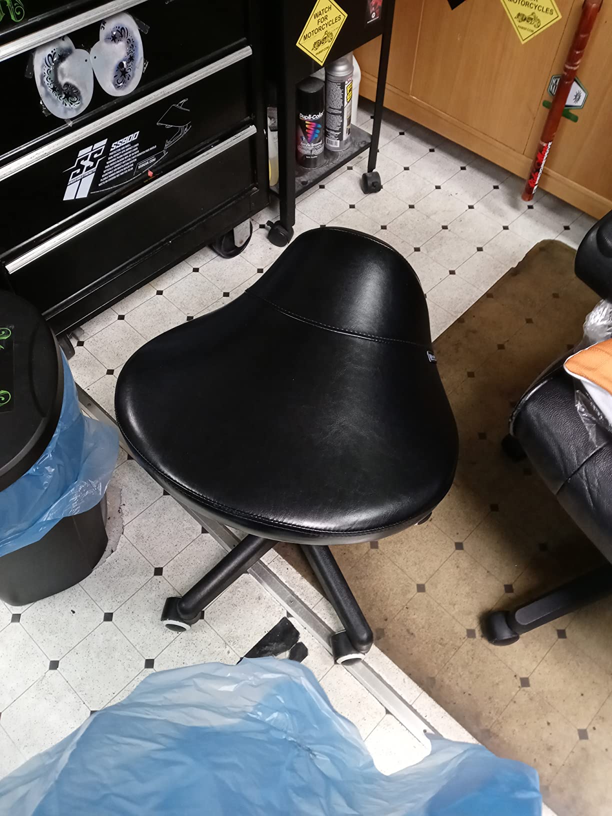 Master Massage Ergonomic Saddle Stool – Hydraulic Swivel Rolling Chair for Salon, Clinic, Tattoo, Dentist, Spa, Workshop, and Office – Black customer photo 1