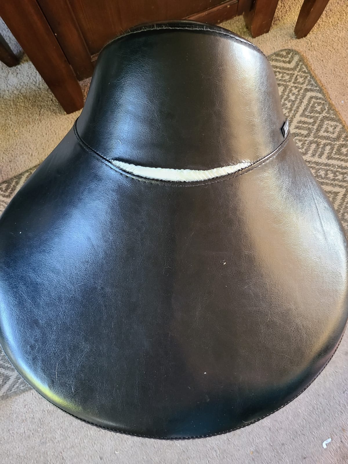 Master Massage Ergonomic Saddle Stool – Hydraulic Swivel Rolling Chair for Salon, Clinic, Tattoo, Dentist, Spa, Workshop, and Office – Black customer photo 2