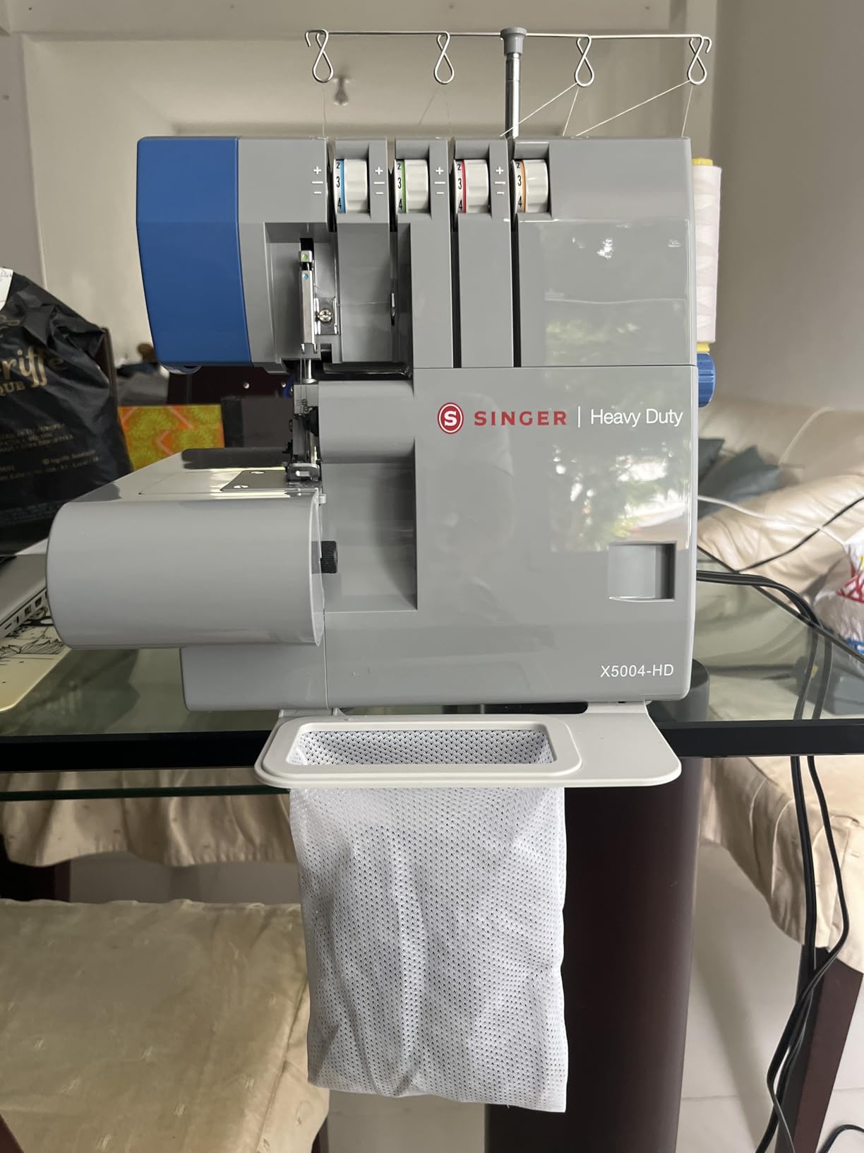 SINGER X5004-HD Serger Overlock Machine, 2-3-4 Thread Capability | Accessories, 8 stitches, metal frame, color coded threading, adjustable differential feed, dual LED lights, 1300 stitches/min customer photo 1
