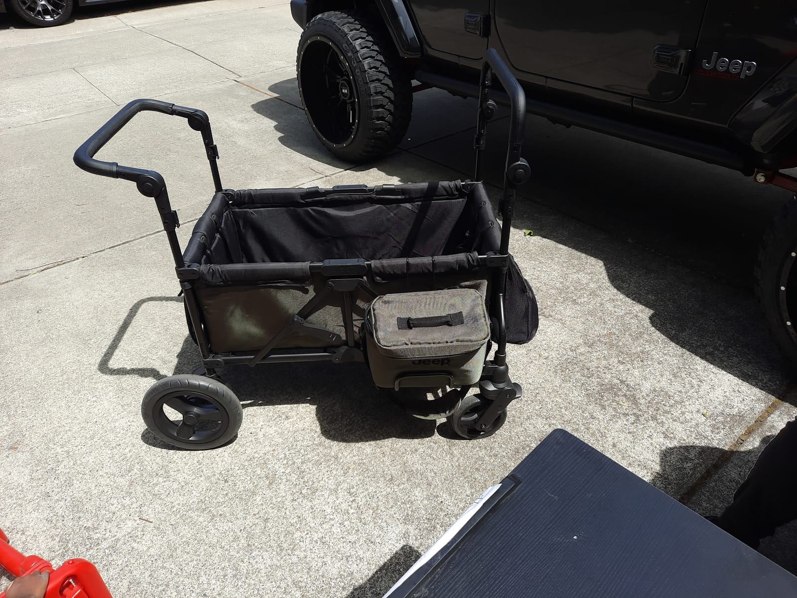 Jeep Deluxe Wrangler Stroller Wagon with Cooler Bag and Parent Organizer by Delta Children, Black/Green customer photo 1