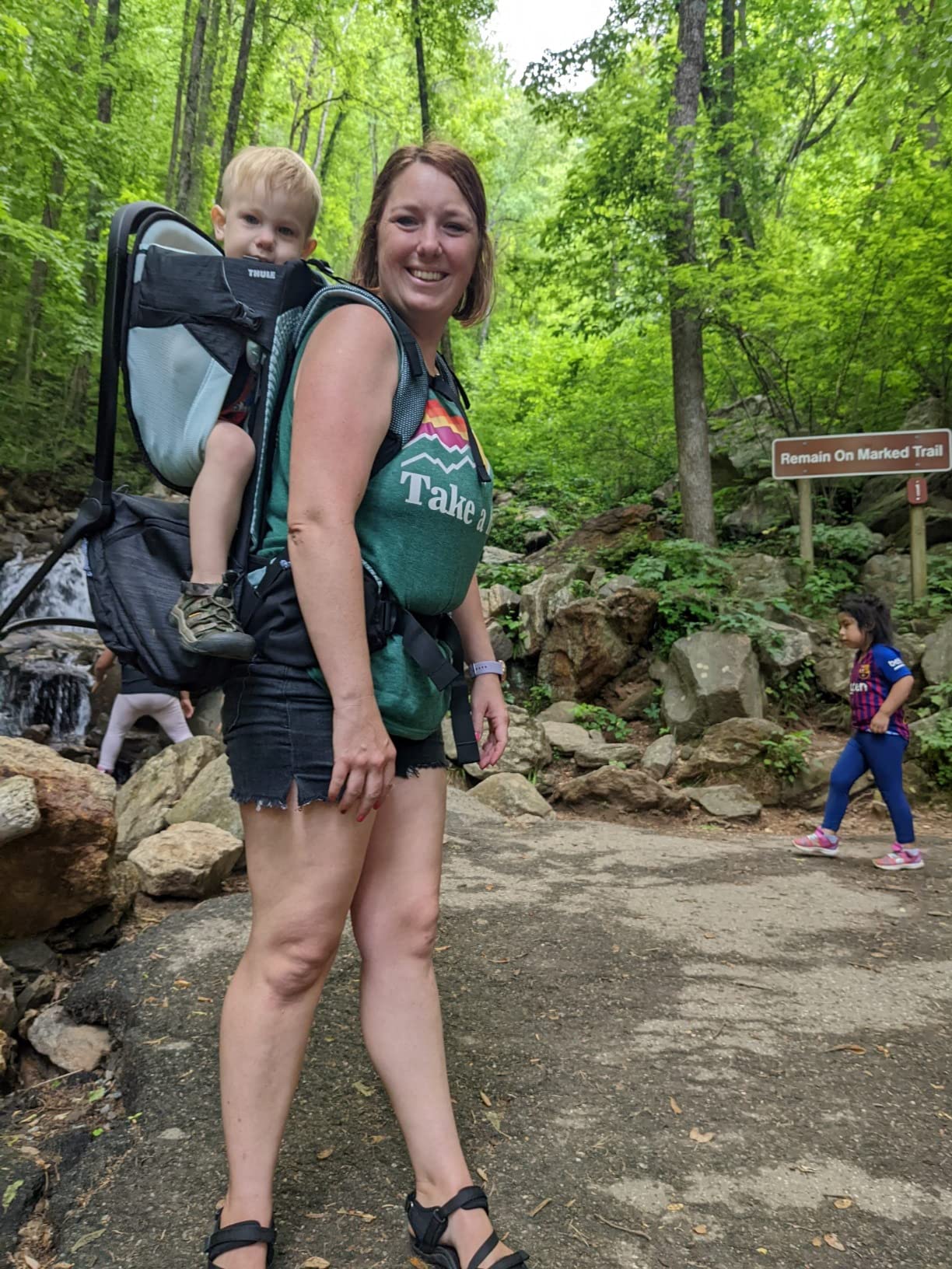 Thule Sapling Child Carrier Backpack - Machine Washable Seat - Self-Standing Frame - Adjustable padded straps for parents - Ergonomic seat with under-leg support for child - UPF 50 Sunshade customer photo 2