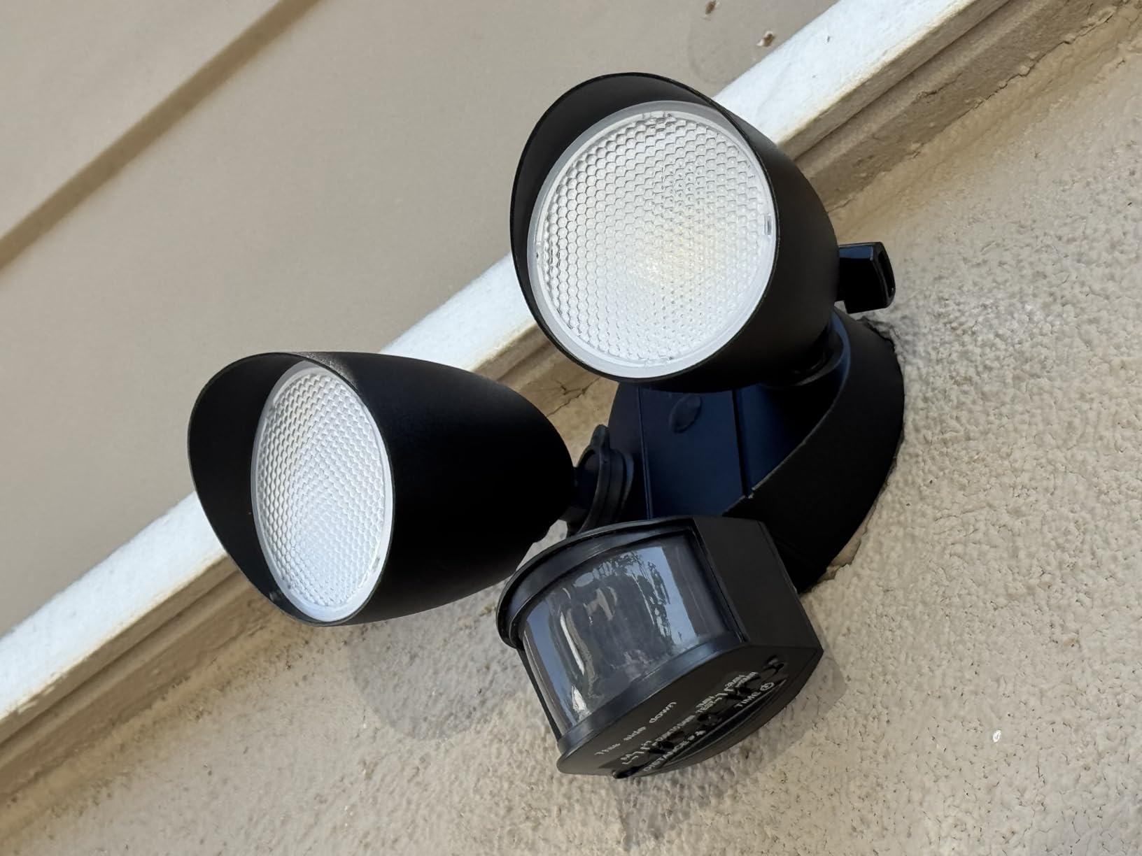 LUTEC 32W 3500 Lumen LED Security Lights Motion Sensor Light Outdoor, 5000K Daylight, IP65 Waterproof, Dusk to Dawn, Motion Detector Flood Light for Garage, Yard, Porch-Black customer photo 2