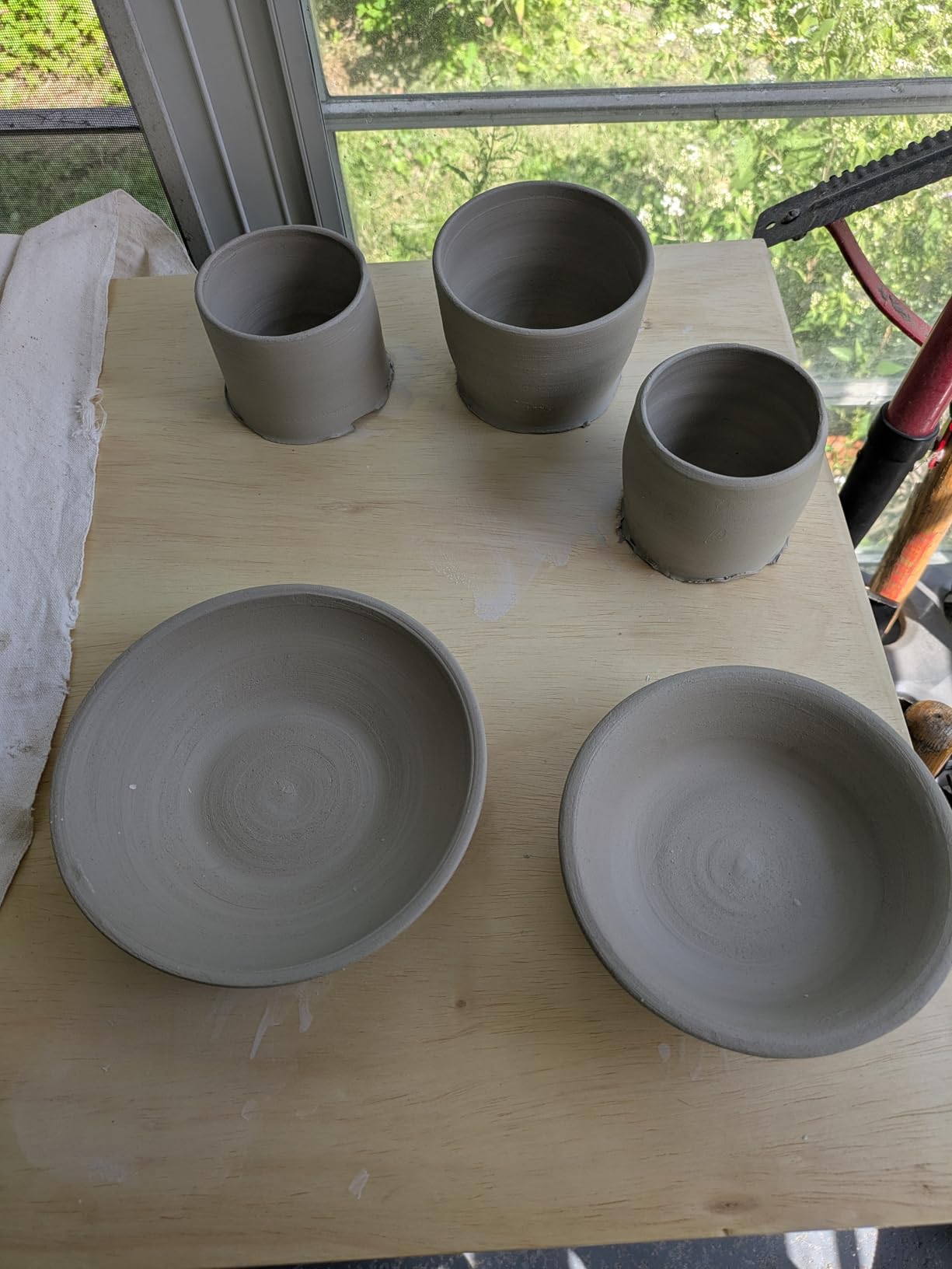 VEVOR 14in/35cm Pottery Wheel for Adults, 0-6in Lift-Table 450W Professional Pottery Kit with Foot Pedal Detachable Basin DIY Art Clay Potter's Wheel for Kids Adults Beginners at Home Pottery, White customer photo 2