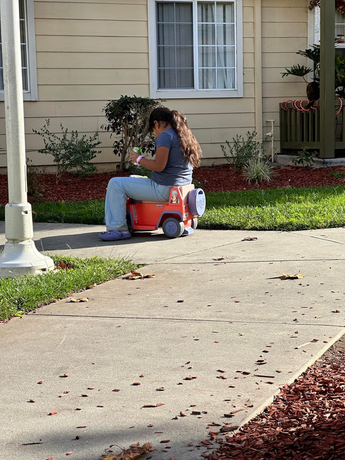 Bluey - 6V Kids Ride-On Car with Rechargeable Battery and Interactive customer photo 2