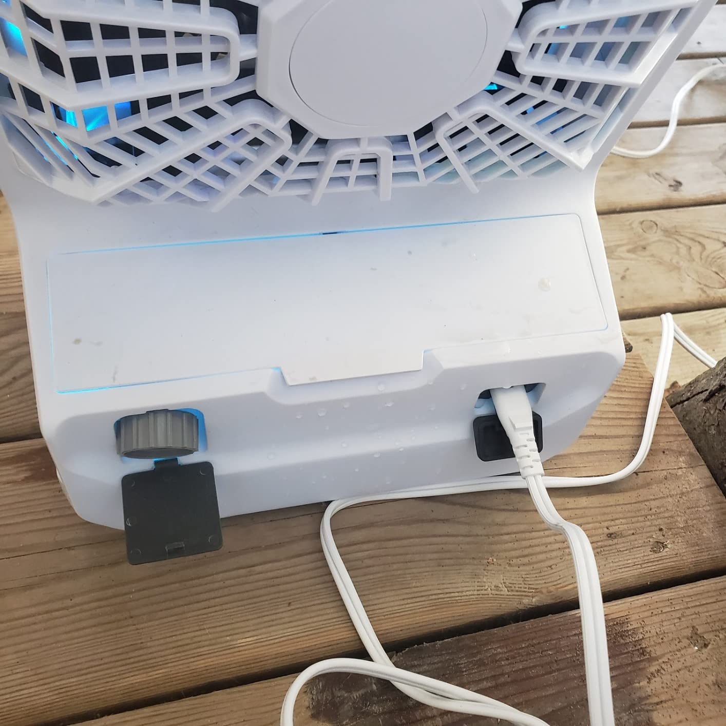 Arctic Air Outdoor Evaporative Cooler, Portable & Ultra-Quiet Air Cooler with 4 Fan Speeds, USB Rechargeable, 6-Hour Battery Life, Great for the Beach, Pool, Deck, Garden & More,White customer photo 1