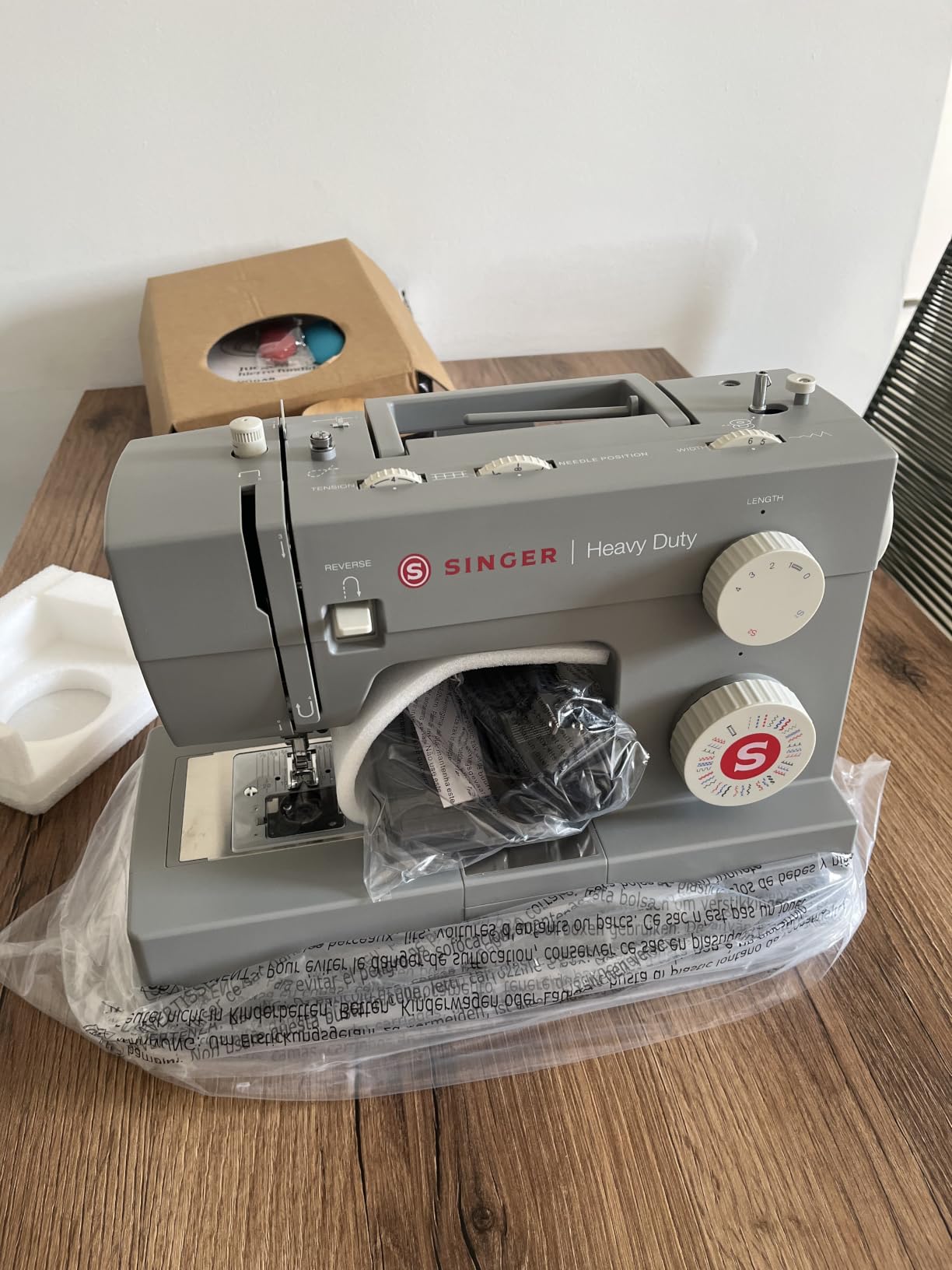 SINGER 4432 Black High Speed Heavy Duty Sewing Machine + Accessory Kit | 32 stitches deliver 110 applications, 50% more power, for thick fabrics, 1100 stitches/minute, 1-step buttonhole customer photo 2