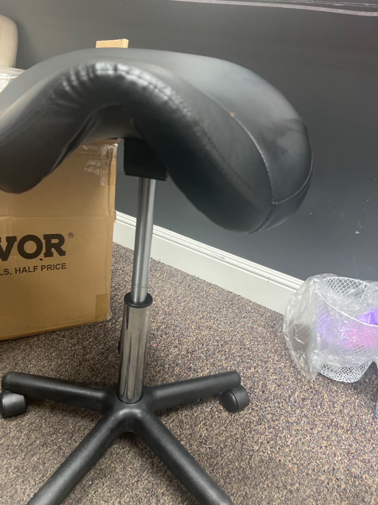 VEVOR Saddle Stool with Wheels, 400 LBS Weight Capacity, Height Adjustable Thickened PU Leather Swivel Saddle Stool Chair for Salon, Spa, Tattoo, Clinic, Black customer photo 1