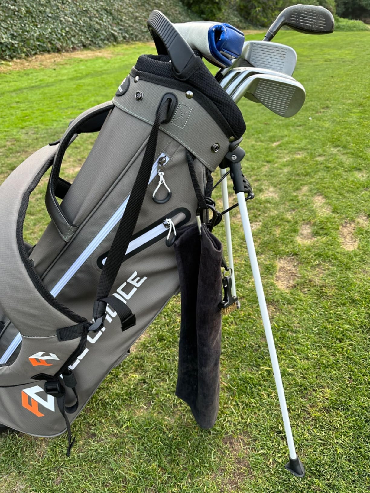 Lightweight Golf Stand Bag, 4-Way Full-Length Dividers, Holds Up to 10 Clubs, 3.7 lbs Golf Bag with Dual Straps & Stand for Driving Range, Par 3, and Standard Courses customer photo 2