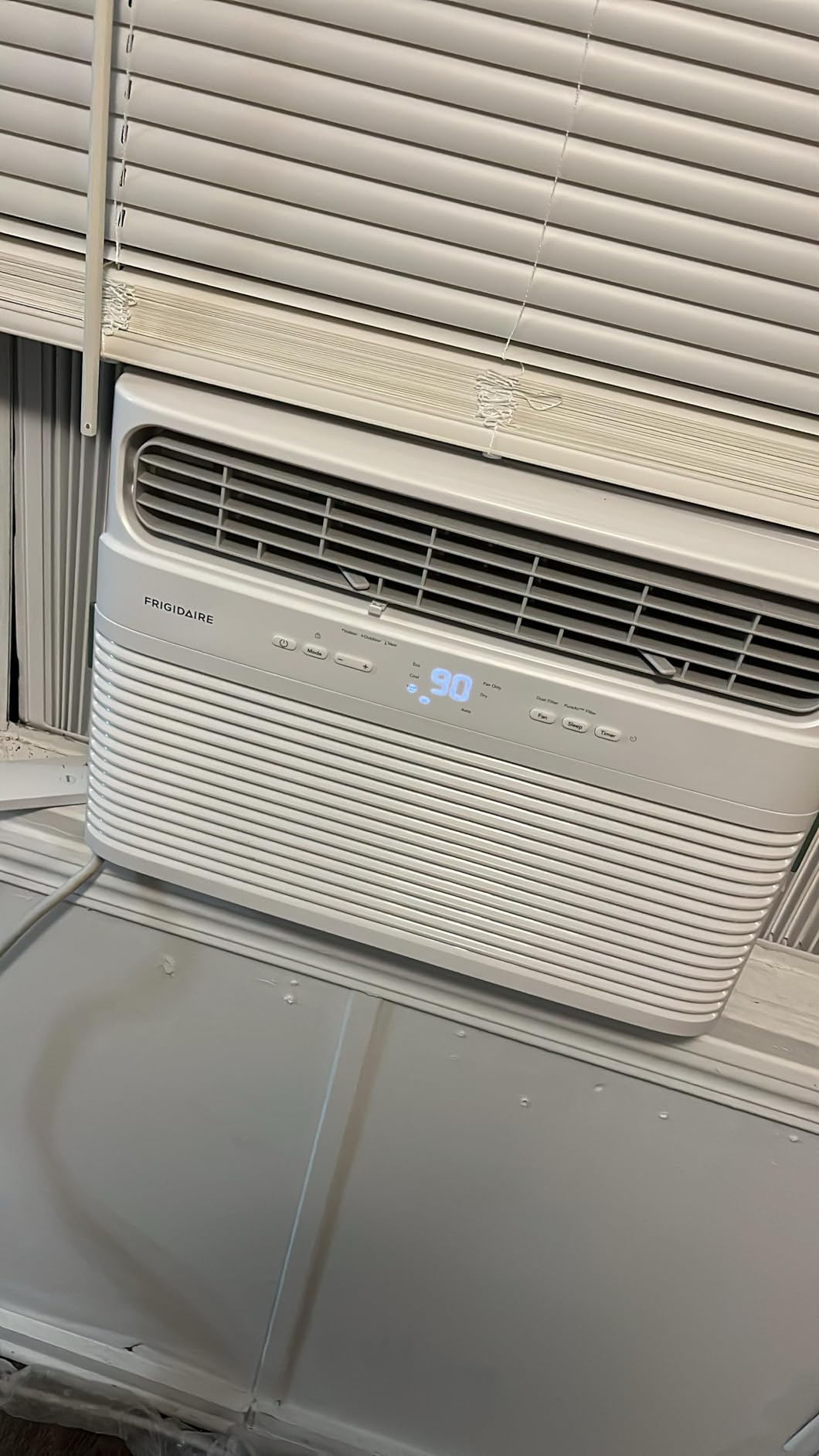 Frigidaire 8,000 BTU Window Air Conditioner with Supplemental Heat, Cools & Heats Up to 350 Sq. Ft., Remote Control, Quiet Operation, Eco Mode, 3 Fan Speeds, White customer photo 2