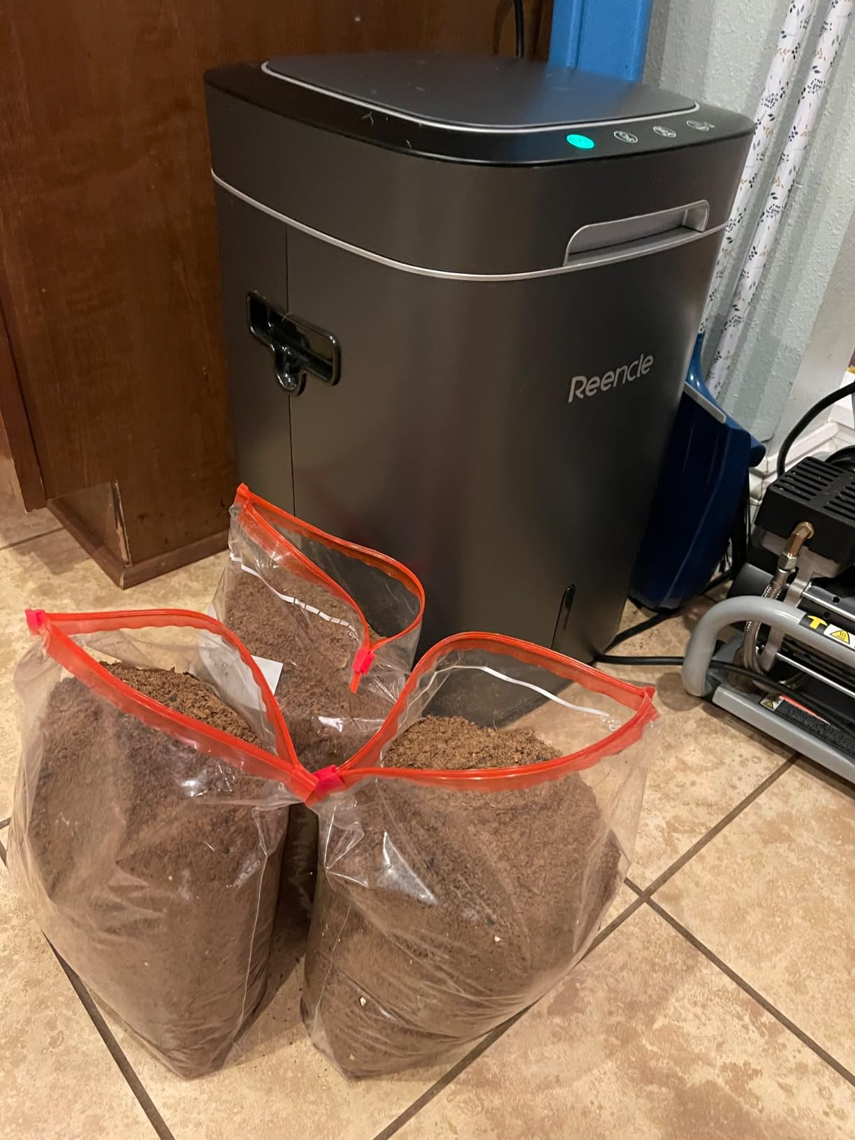 Reencle Prime Electric Composter - 14L Kitchen Composter, Decomposes Up to 2.2 lbs Food Waste Daily, Odorless Indoor Composting with Whisper-Quiet Technology & Rapid Decomposition (Silver) customer photo 2