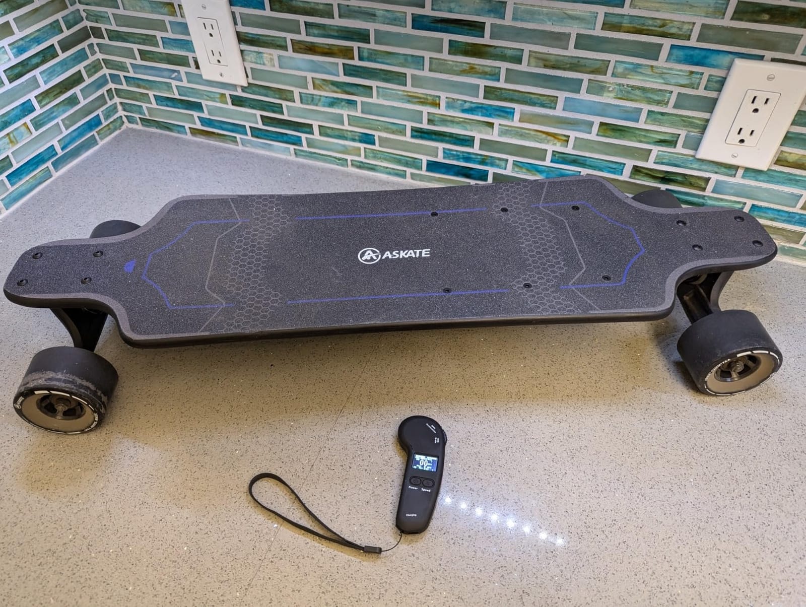 A1 Electric Skateboard with Remote, Rang Up to 17 Miles/24, 8 Ply Canadian Maple, Smooth Breaking, Suitable for Younger Beginners customer photo 2