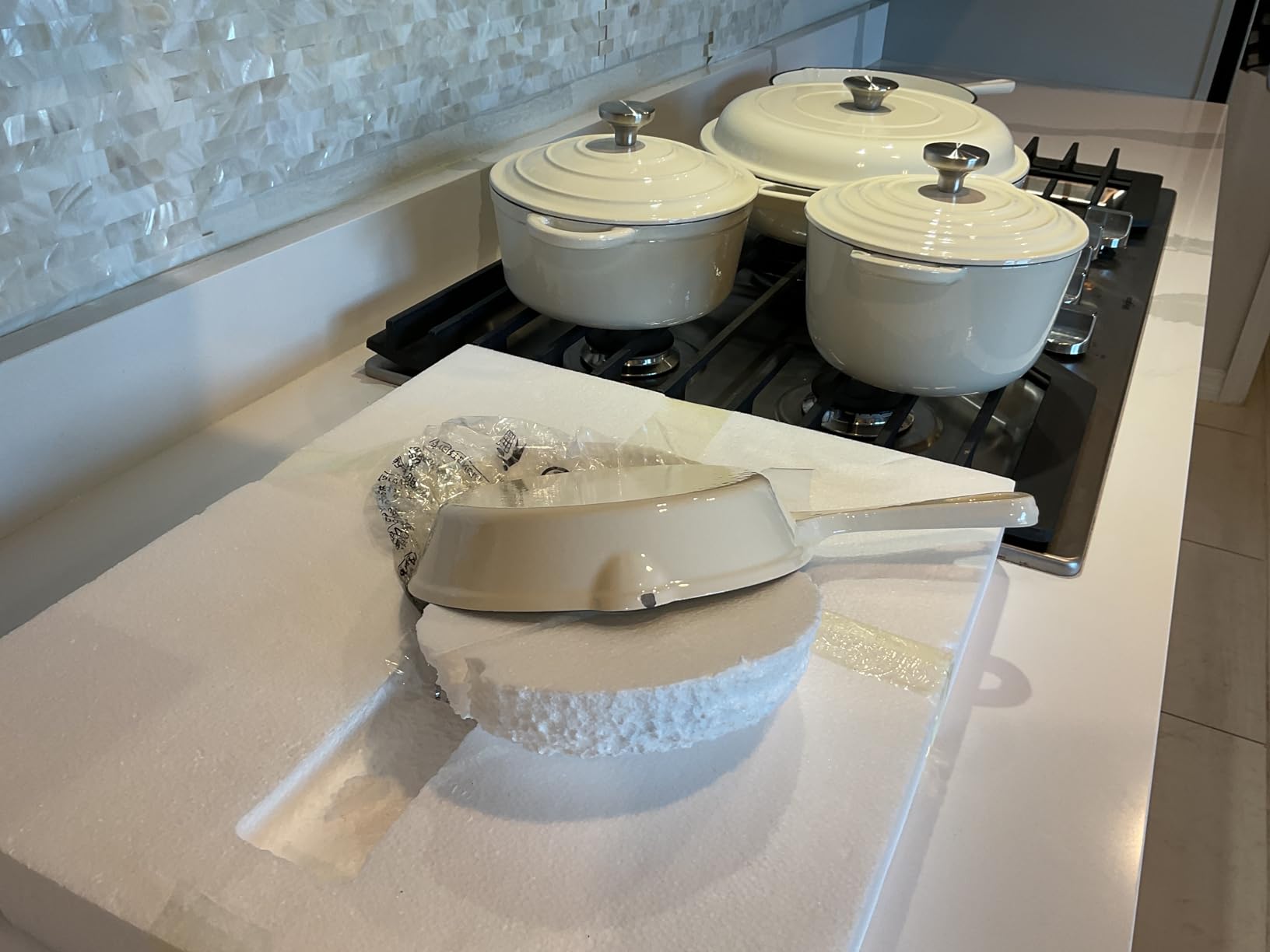 Hisencn Enameled Cast Iron Cookware Set, 8 Piece of Casserole, Dutch Ovens, Skillet and 3 Lids, Ceramic Coated Cast Iron Dutch Oven Set, Gas/Induction Compatible, PFA Free, with Pan Rack customer photo 2