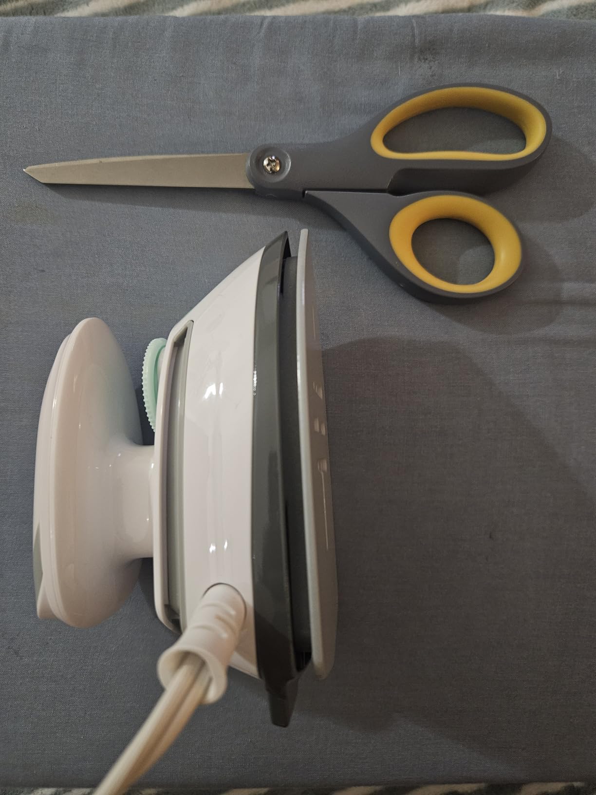 BEAUTURAL Mini Travel Steam Iron for Clothes with Dual Voltage, White customer photo 1