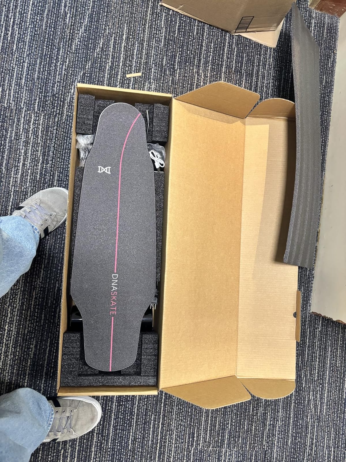 M8 Electric Skateboard with Remote, 15Mph Top Speed,9Miles Range,400 Hub-Motor, Skateboard for Adults ＆Teens customer photo 1