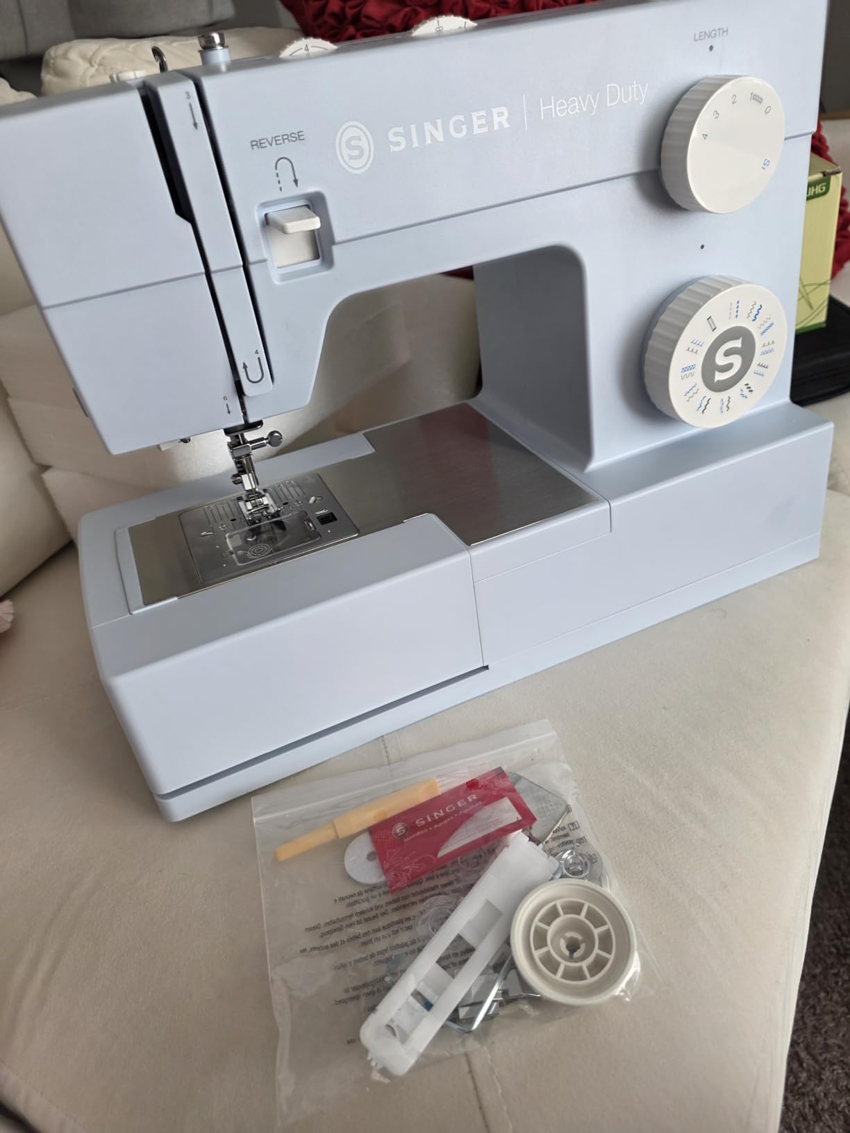 SINGER 4423 Heavy Duty Sewing Machine with Metal Frame, 23 Stitches, 1100 SPM customer photo 2