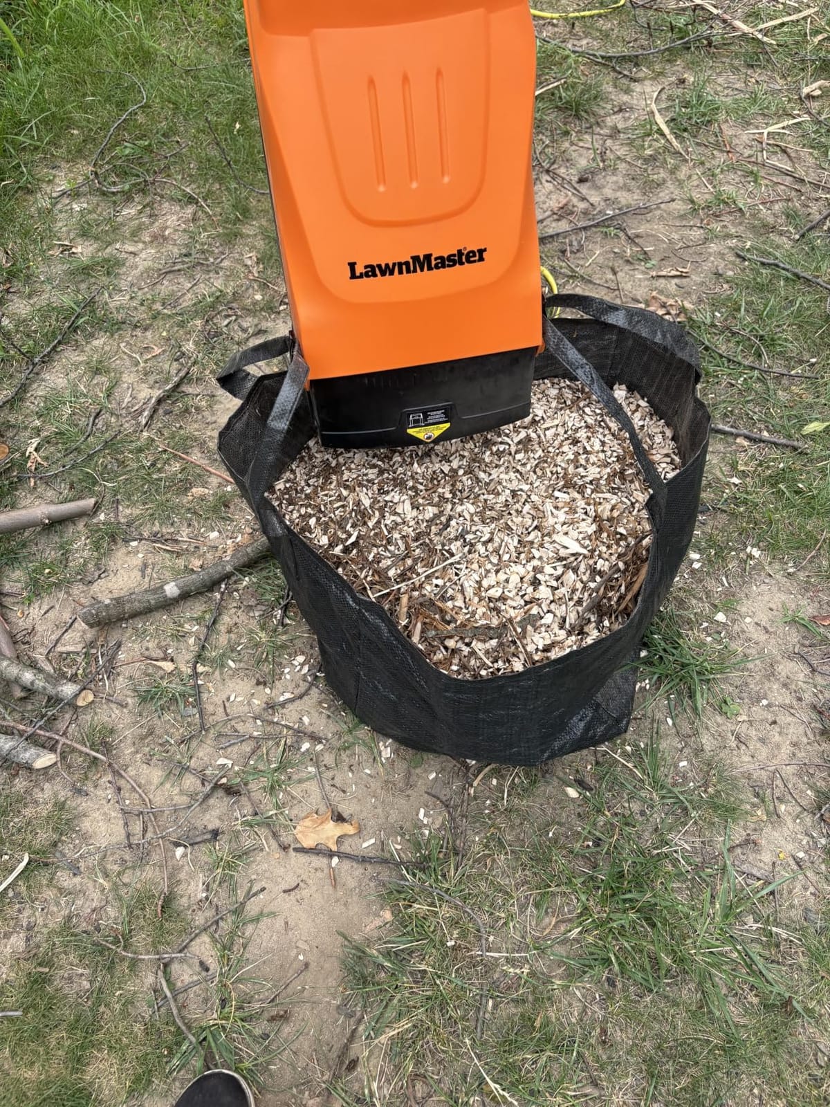 LawnMaster Electric Wood Chipper 1.8'' Cutting Diameter with Bag, FD1503 customer photo 2