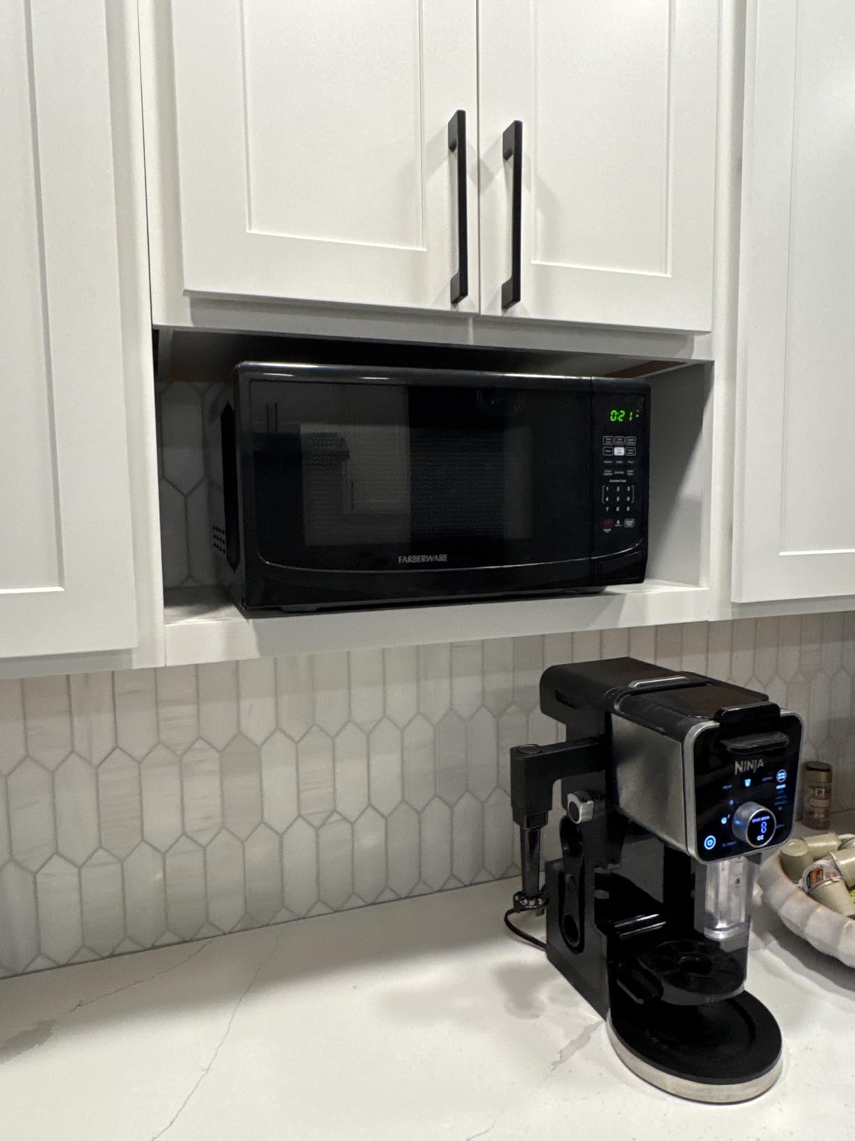 TOSHIBA Countertop Microwave Oven, 0.7 Cu.Ft, 700W, Black customer photo 1