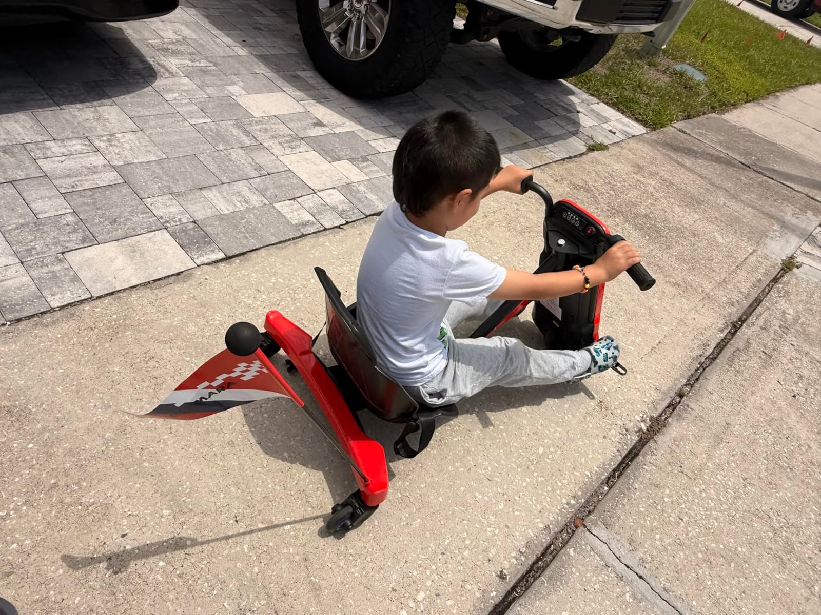 ELEMARA Drift Cart with Stepless Speed,12V Electric Drift Kart with Adjustable Seat,5 MPH Drifting Car with Pennant, Kids Ride On Toy with LED Lights,Music,Bluetooth,for Kids Age 6+, Pink customer photo 1
