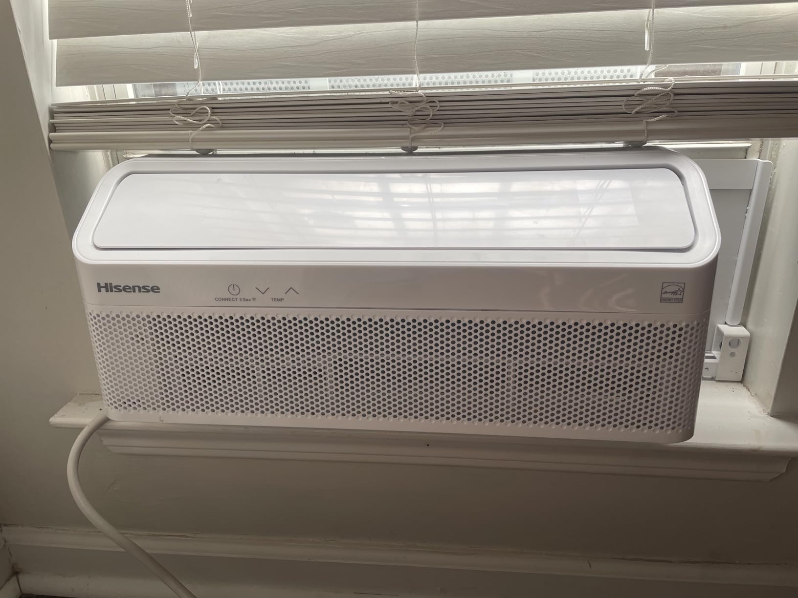 Hisense 8,000 BTU Smart Inverter Window Air Conditioner Easy Install Bracket, Up to 350 Sq Ft, Ultra-Slim Profile, 3 Speed, 700W, 4‑Way Air Direction HLAW0825TW (Renewed) customer photo 1