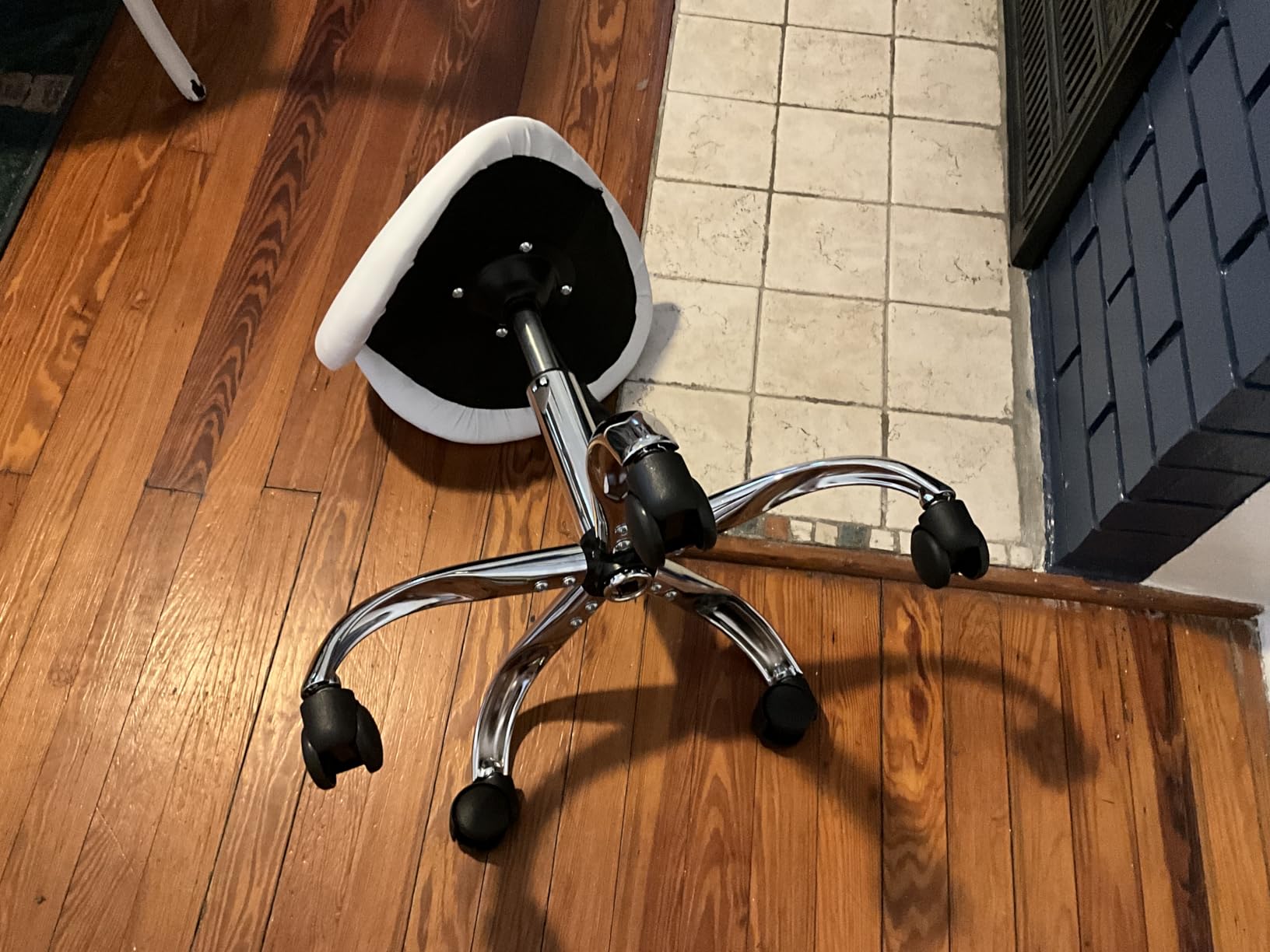 OmySalon Saddle Stool Rolling Chair, Ergonomic Saddle Chair with Swivel Wheels, Adjustable Hydraulic Stylist Cutting Stool for Salon Tattoo Massage Office Medical, Grey customer photo 1