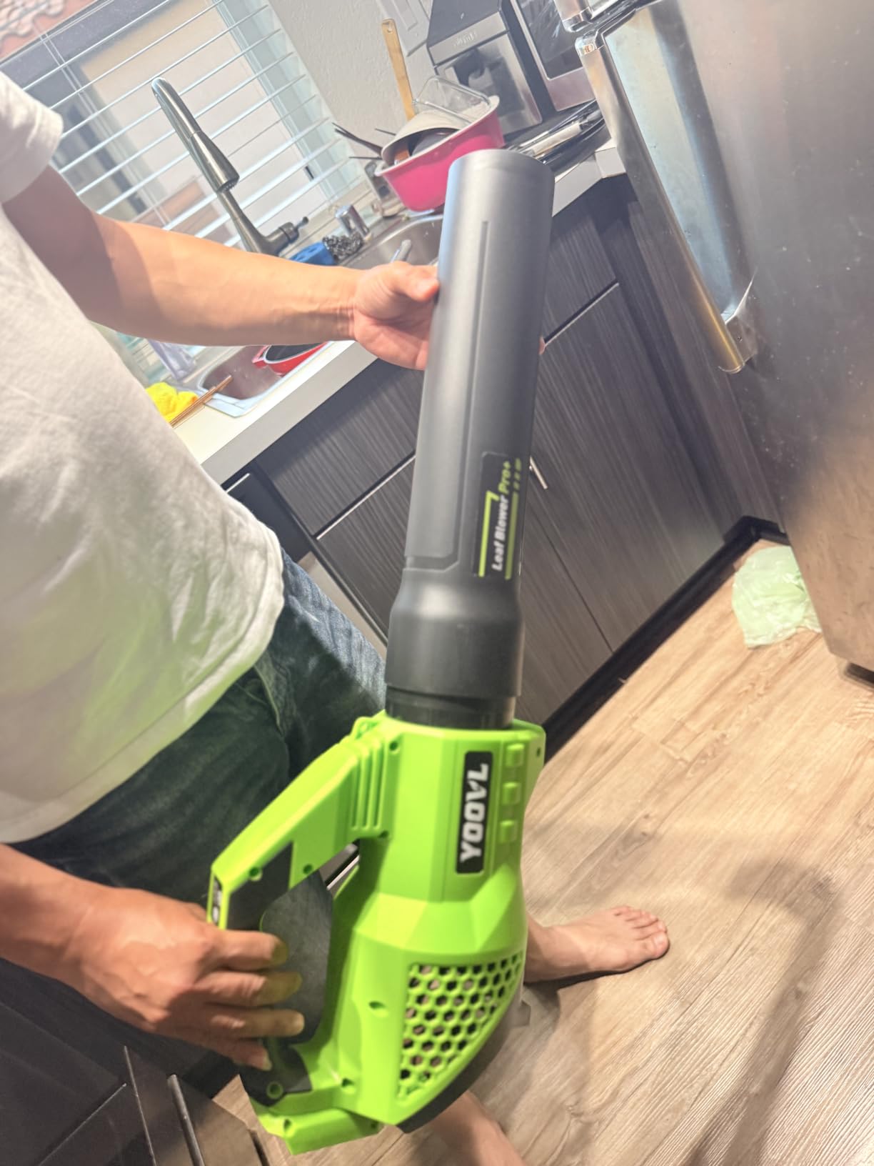 Leaf Blower Cordless, 650CFM Electric Leaf Blowers with 2 x 5.2Ah Batteries and Charger, 3 Speed Modes, 1 x Adjustable Shoulder Strap, Powerful Snow Blowers for Lawn Care, Patio, Dust, Blowing Leaves customer photo 2