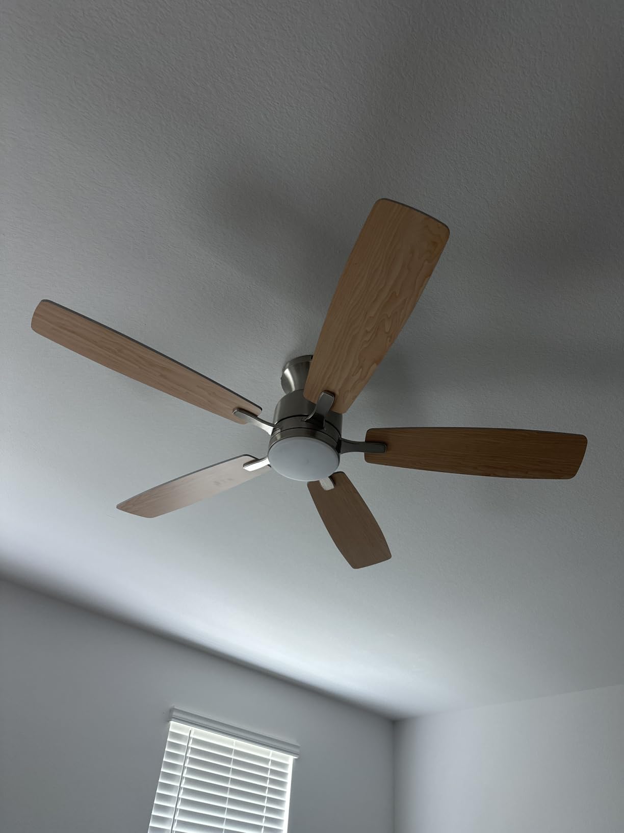 KNUN 52 Inch Flush Mount White Ceiling Fan with Light, Remote Control Ceiling Fan with Light, 6‑Speed Reversible Ceiling Fans with Lights, Quiet DC Motor 3CCT Dimmable Ceiling Fan for Indoor customer photo 1