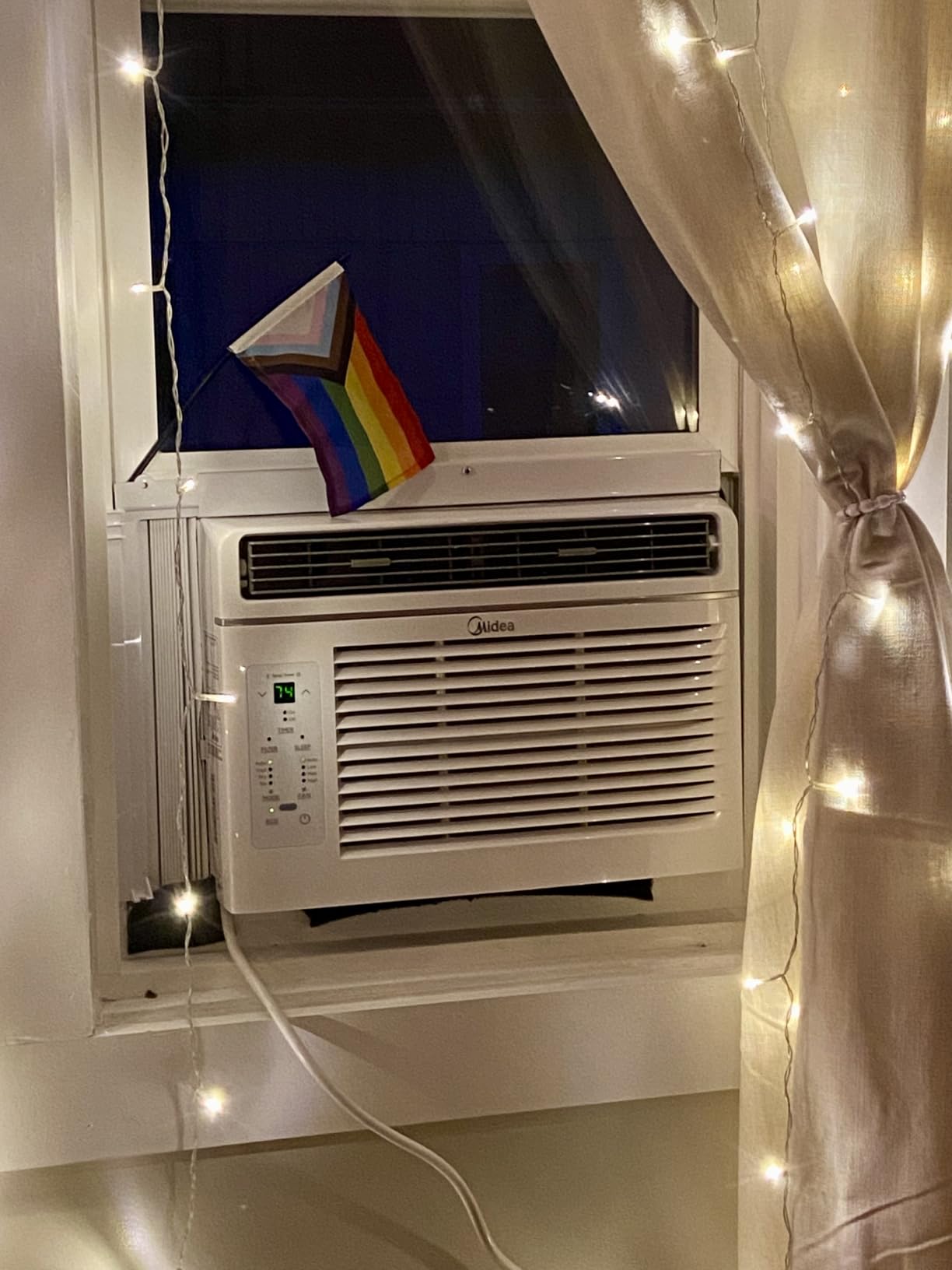 Midea 6,000 BTU Window Air Conditioner, Electronic Control, 250 Sq Ft, New customer photo 1