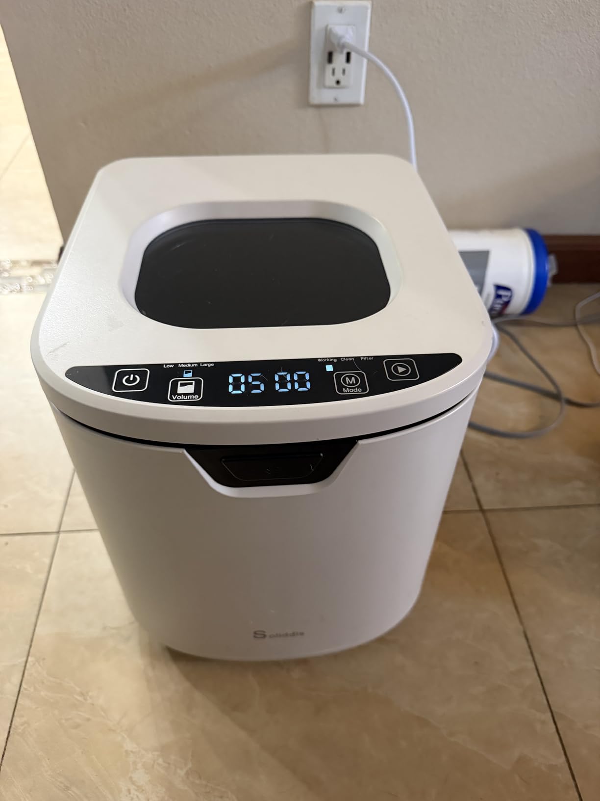 4.2L Electric Composter for Indoor Kitchen, Smart Food Waste Recycler, Turns Garbage to Compost in 4-6 Hours, Odorless Countertop Disposal with 900ML Carbon Filter & Self-Cleaning, White customer photo 1