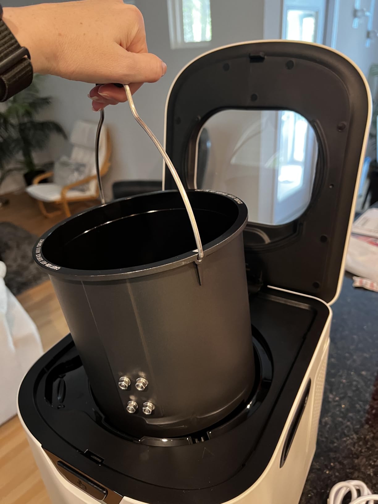 4.2L Electric Composter for Indoor Kitchen, Smart Food Waste Recycler, Turns Garbage to Compost in 4-6 Hours, Odorless Countertop Disposal with 900ML Carbon Filter & Self-Cleaning, White customer photo 2