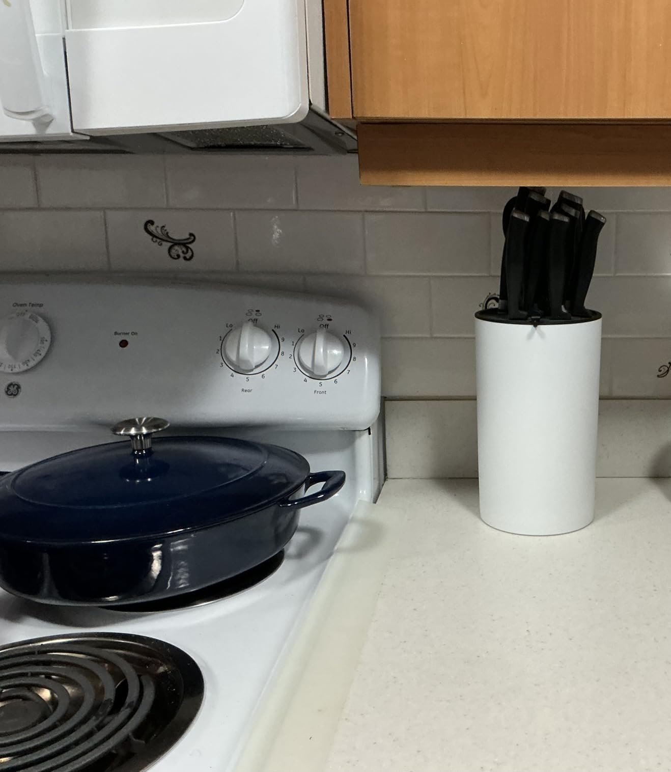 OOU Universal Knife Block Holder - Round Kitchen Knife Storage Unique Slot Design to Protect Blades, Space Saver Knife Organizer Detachable for Easy Cleaning, White customer photo 1